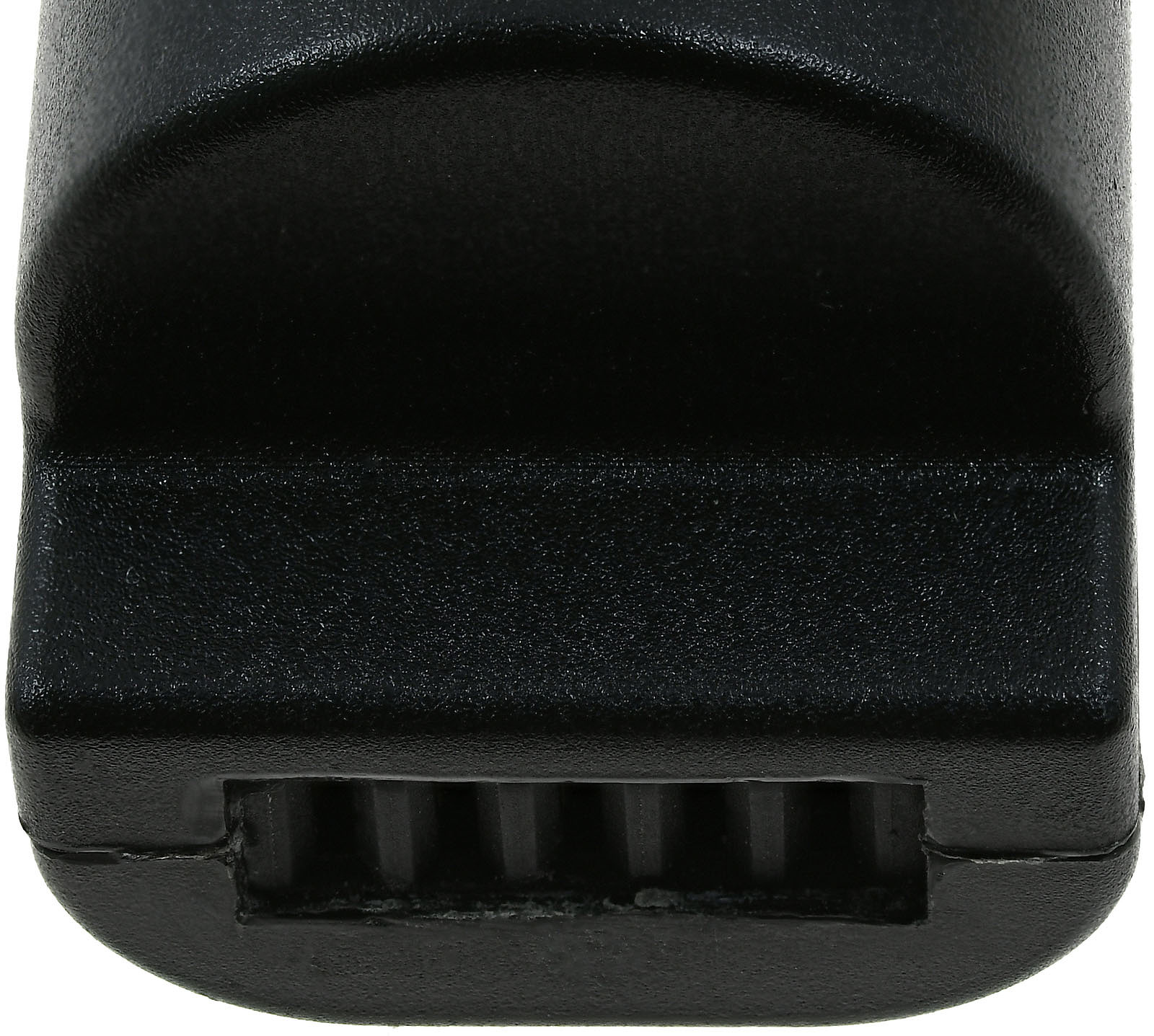 Primer plano de un conector de batería negro. Tiene una superficie acanalada.