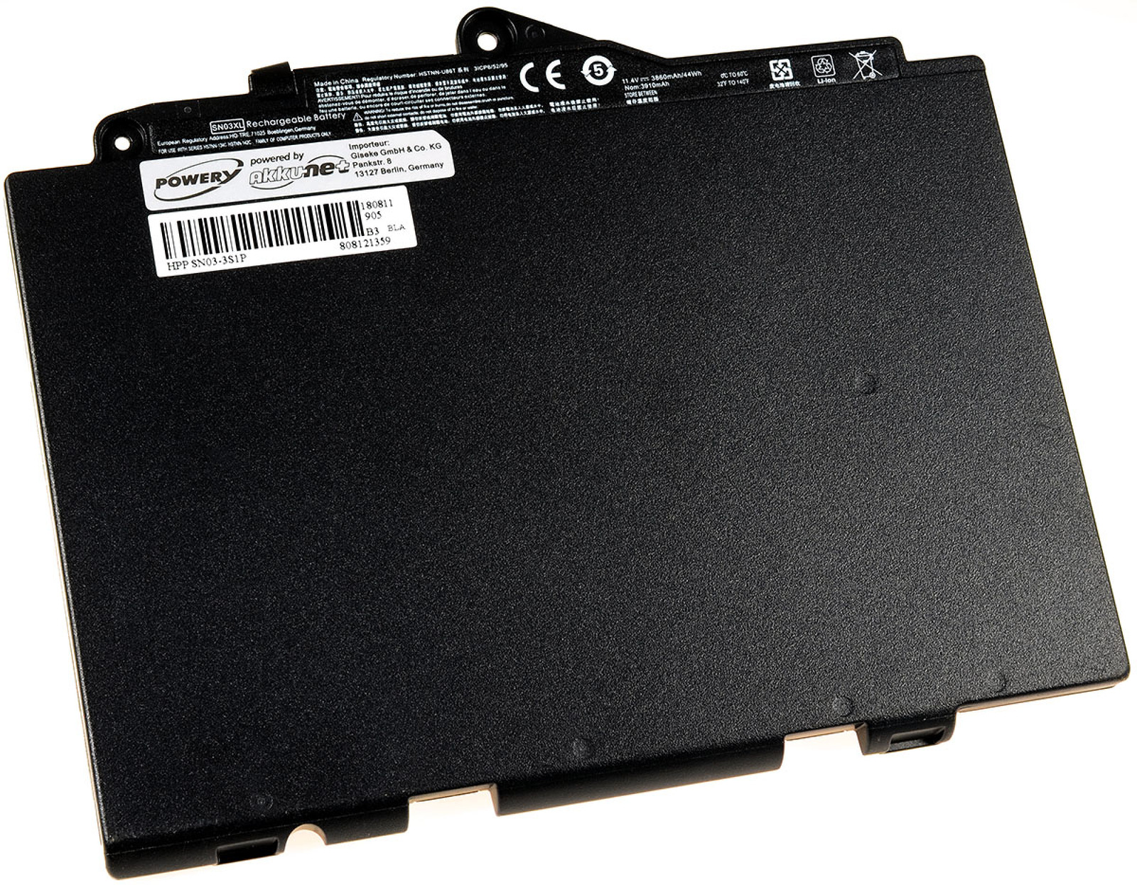 Batería negra para portátil con una etiqueta. Tiene forma rectangular.