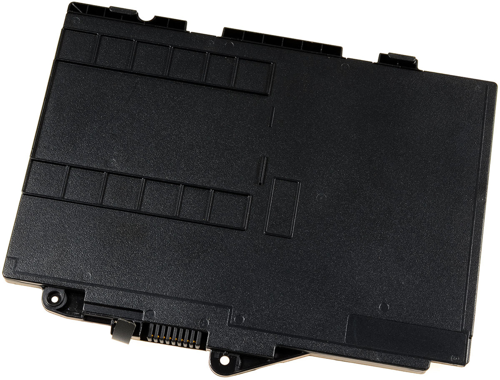 Una batería rectangular negra con una serie de hendiduras rectangulares. Un conector es visible.