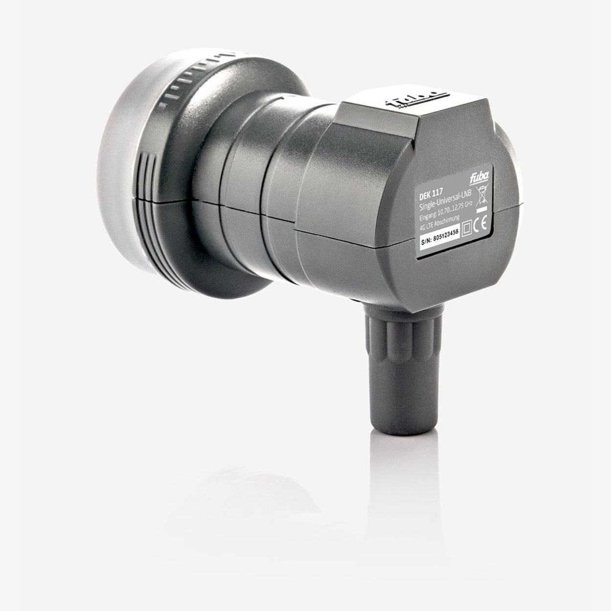 Ein grauer Satelliten-LNB mit schwarzem Stecker auf weißem Hintergrund.