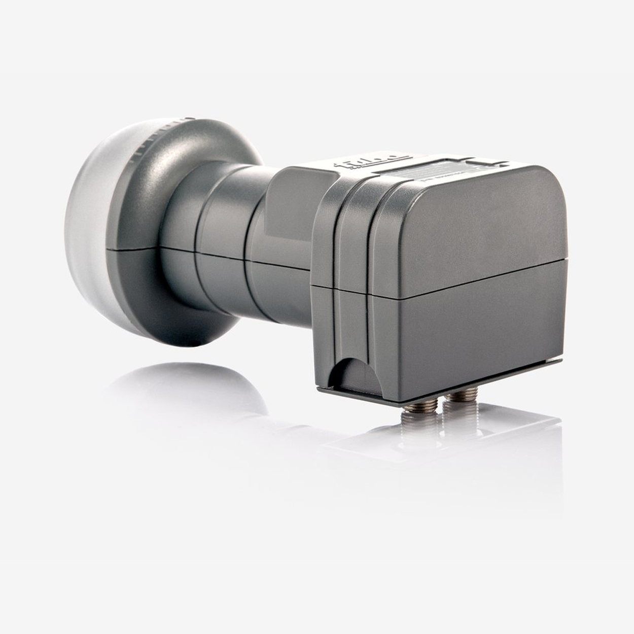 Ein grauer Satelliten-LNB (Low Noise Block Downconverter) auf weißem Hintergrund. Reflektiert einen Schatten auf der Oberfläche.