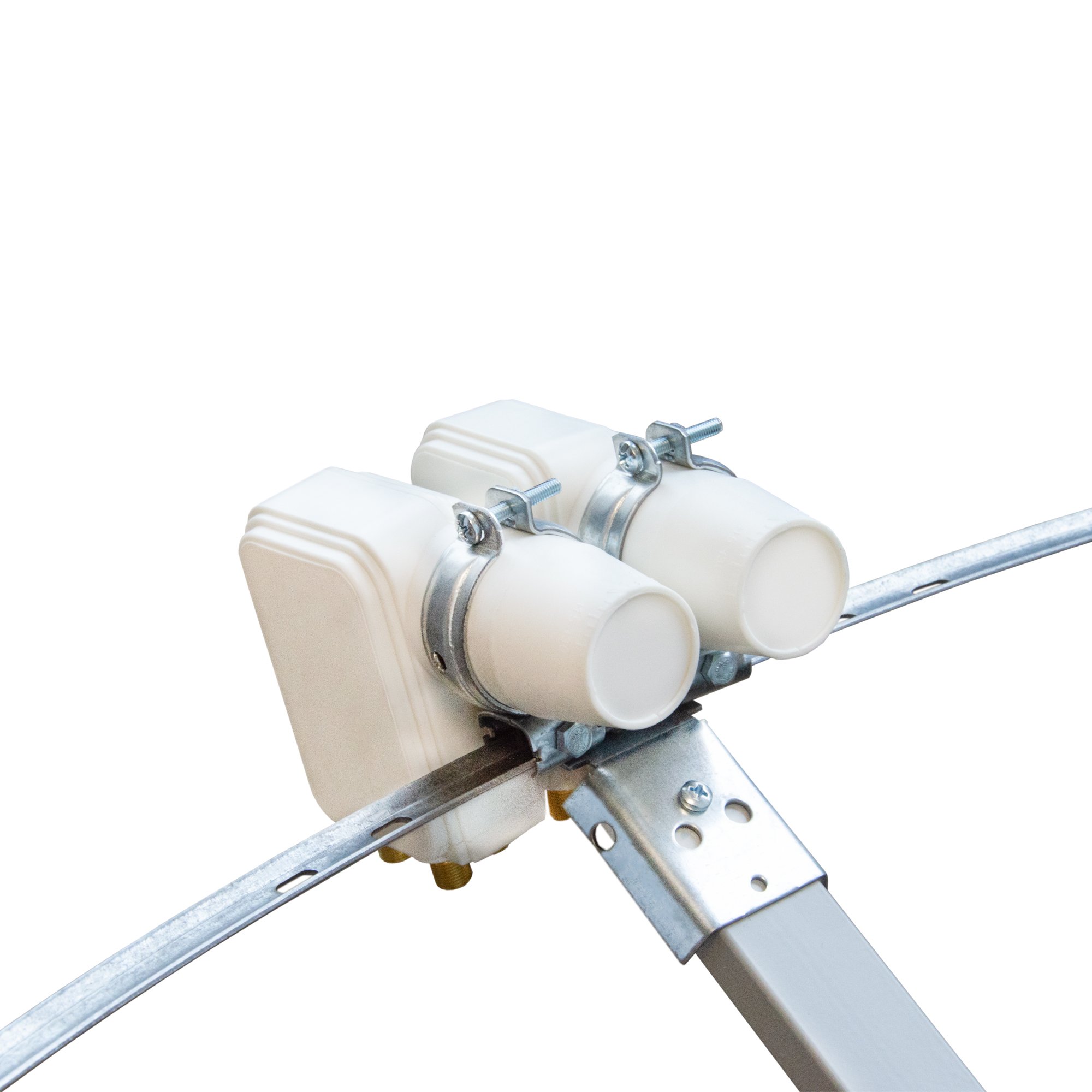 Nahaufnahme von zwei weißen Satellitenempfängern, die an einem Metallrahmen befestigt sind.