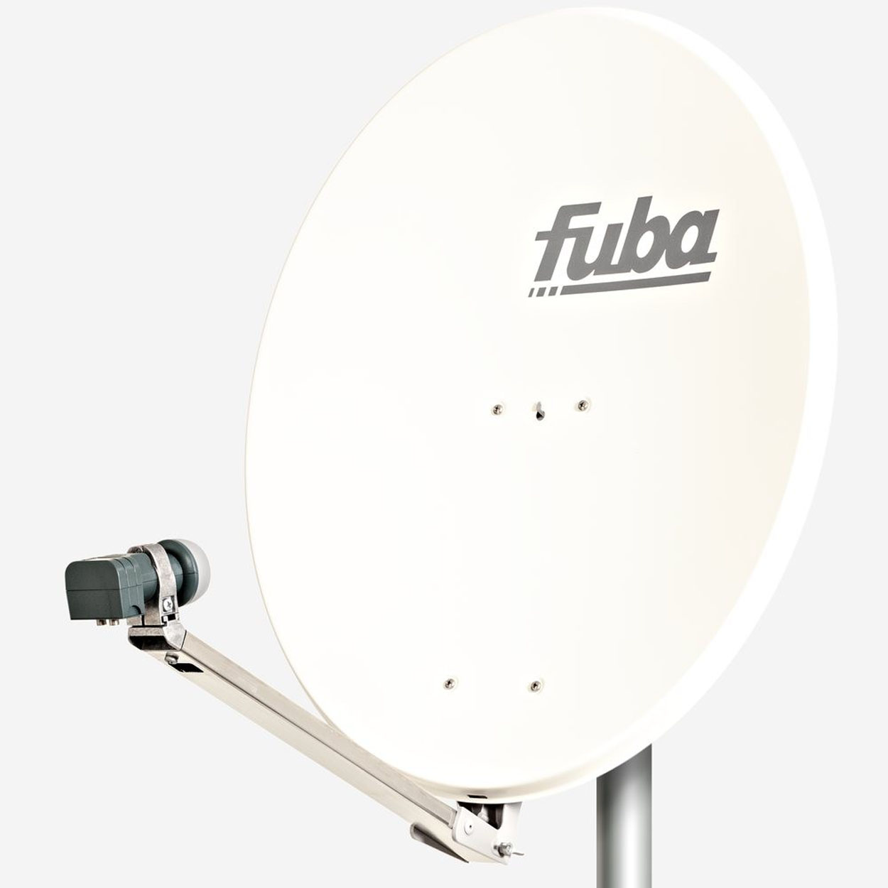 Eine weiße Satellitenschüssel mit dem Wort 'fuba' und einem Montagearm auf weißem Hintergrund.