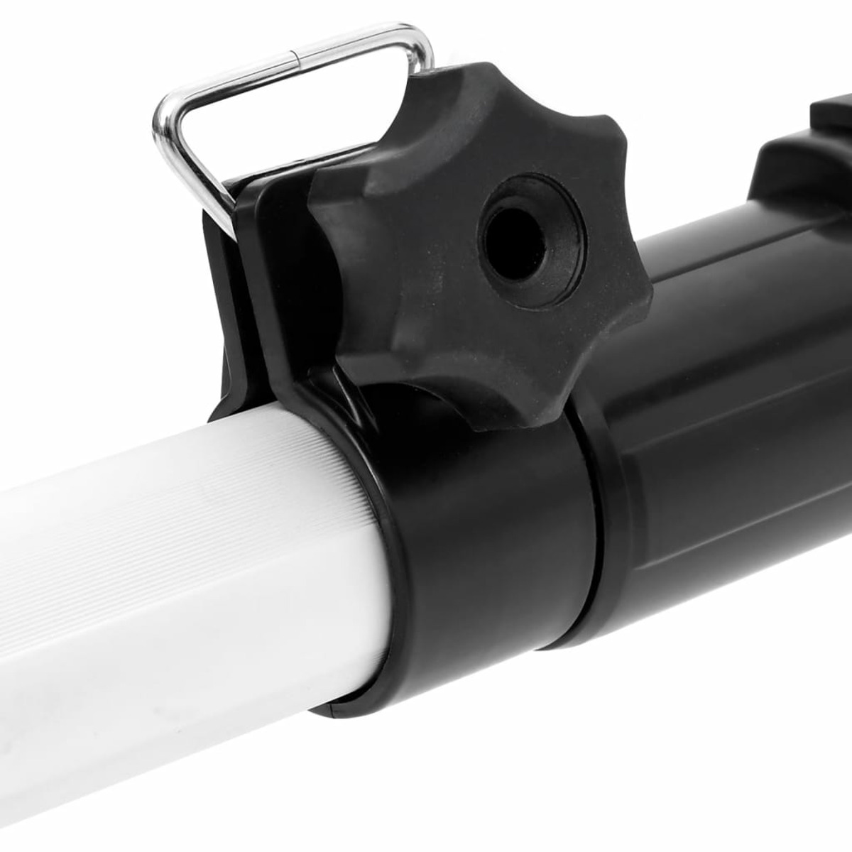 Eine schwarz-weiße Klemme mit einem schwarzen Knopf, die eine weiße Stange hält.