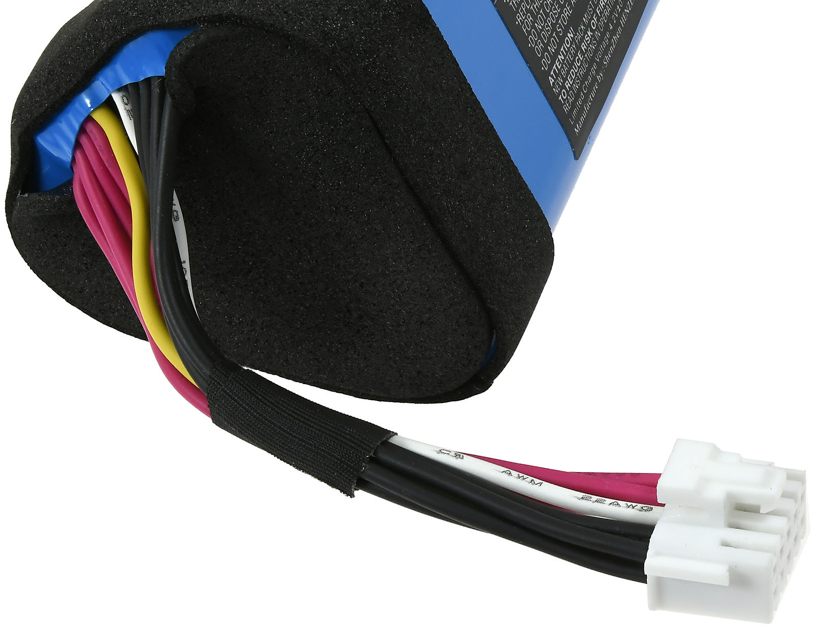 Eine Batterie, die in schwarzen Schaumstoff gewickelt ist, mit sichtbaren Drähten und Anschlüssen.