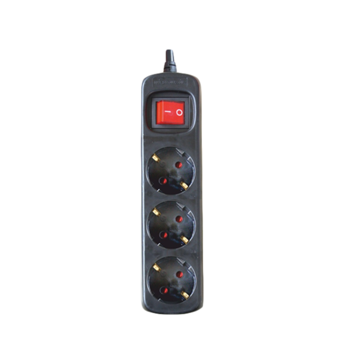 Regleta negra con tres enchufes y un interruptor rojo de encendido/apagado.