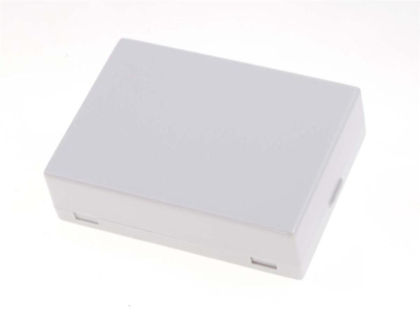 Caja de plástico blanca rectangular. La tapa está encima.