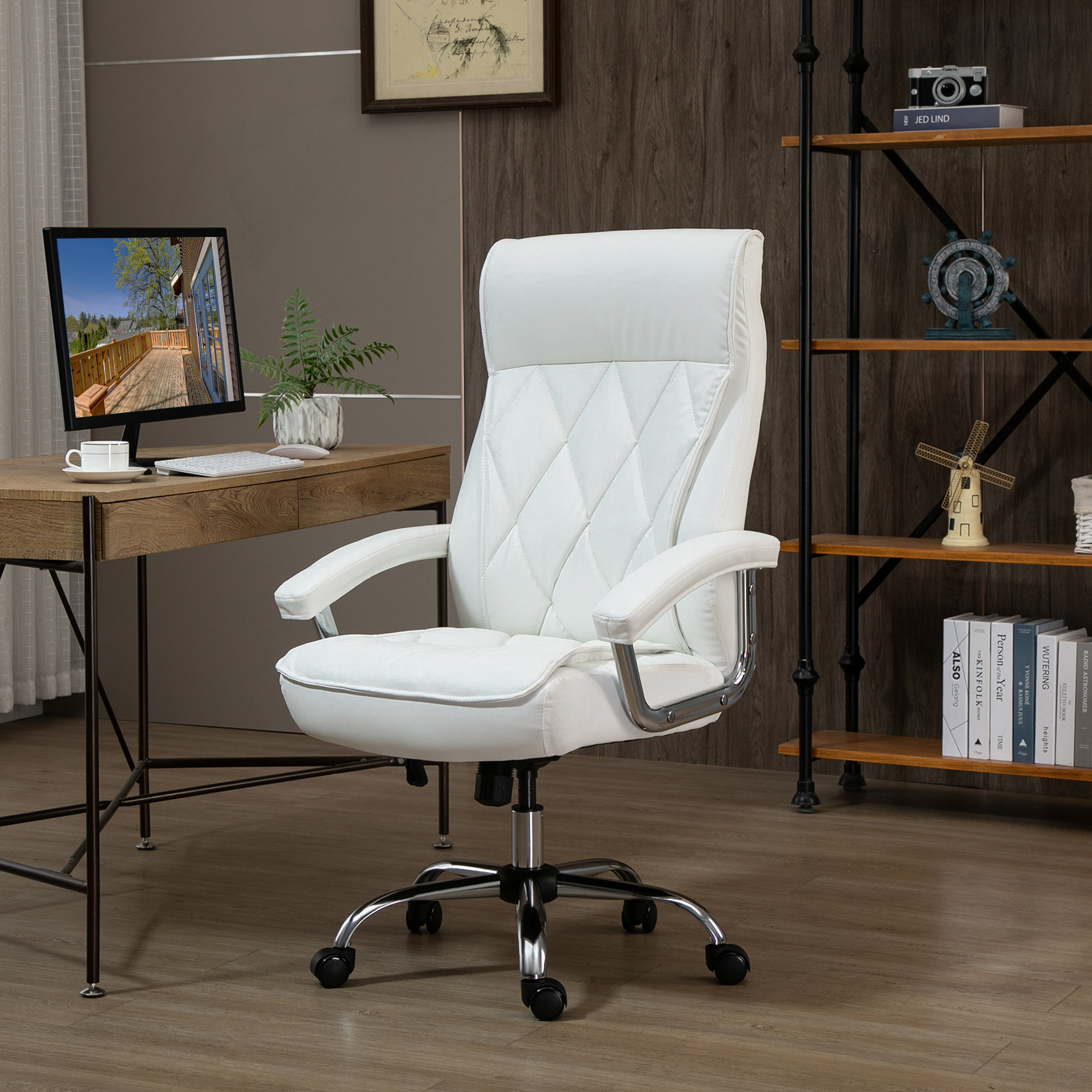 Weißer Bürostuhl in einem Büroumfeld mit Schreibtisch, Computer und Regal.