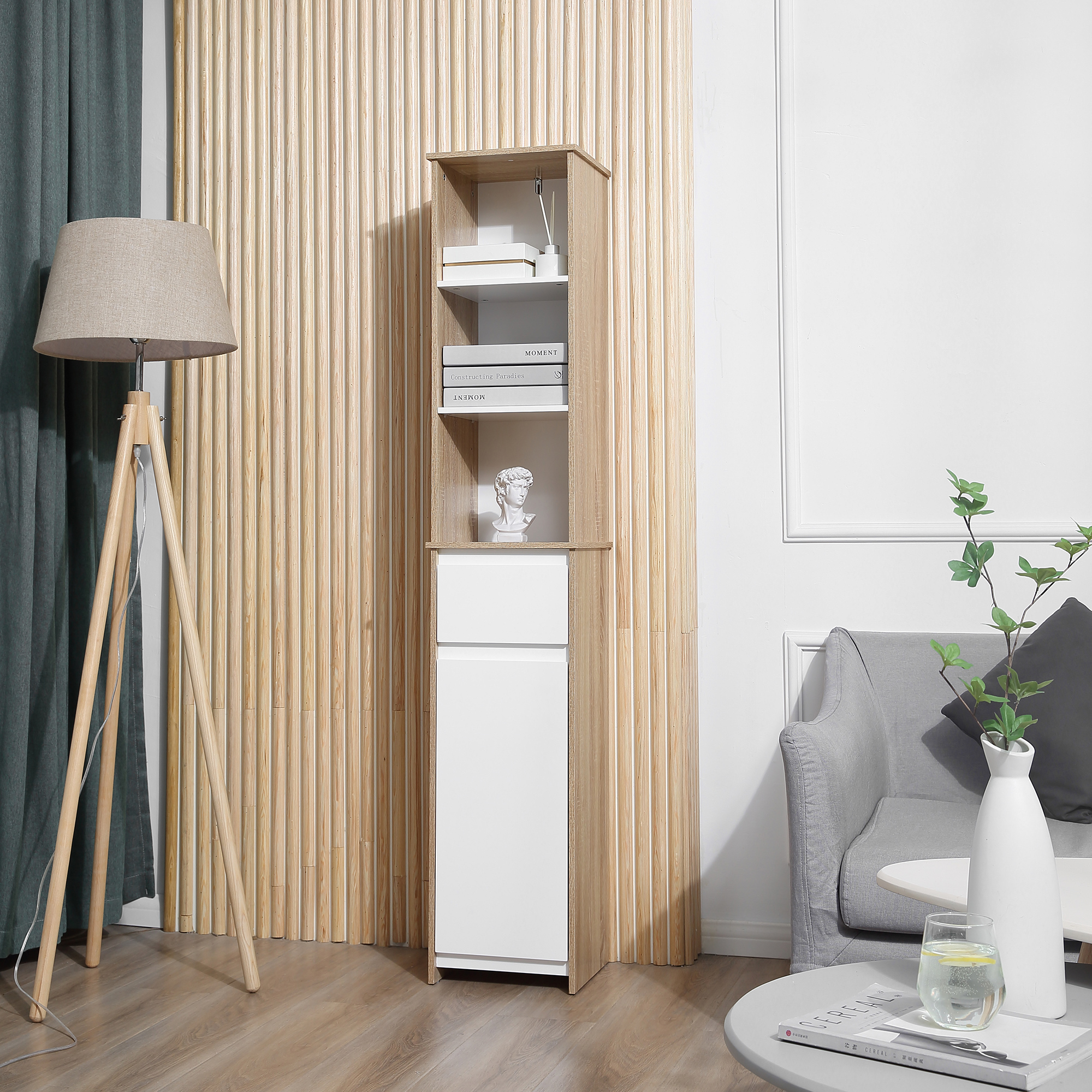 Un mueble alto y estrecho de madera con cajones blancos junto a un panel de madera.