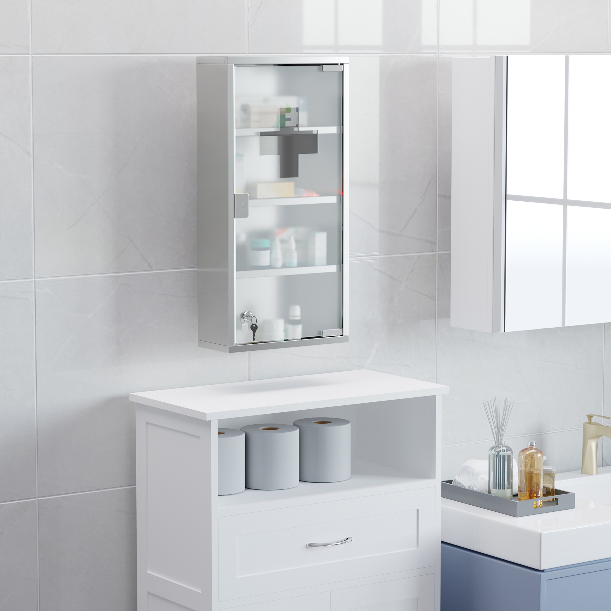 Ein Badezimmer mit einem weißen Schrank, einem Medizinschrank und einem Waschbecken. Der Medizinschrank ist offen.