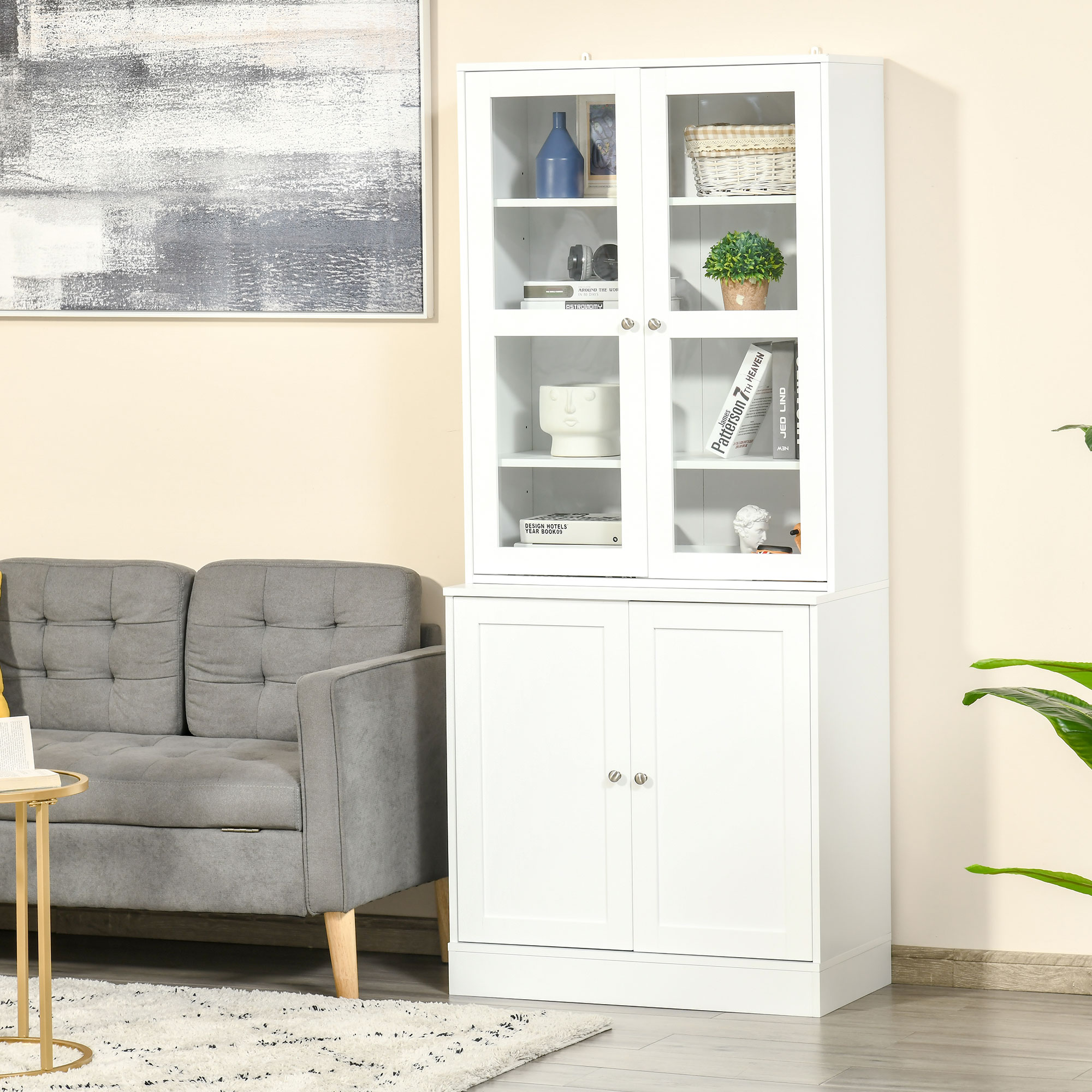 Un mobile bianco con ante in vetro è accanto a un divano grigio.