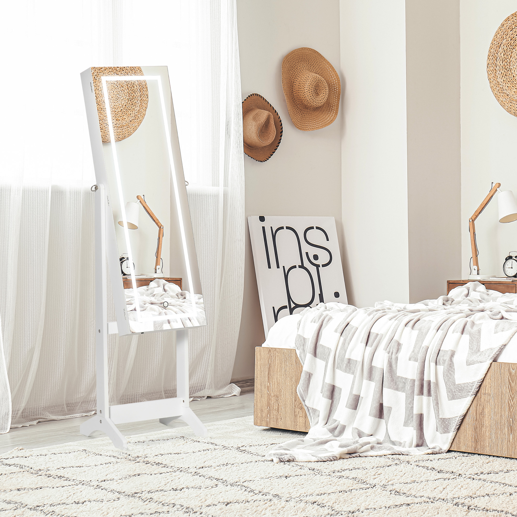 Uno specchio-armadietto illuminato si trova accanto a un letto con coperta a zigzag.