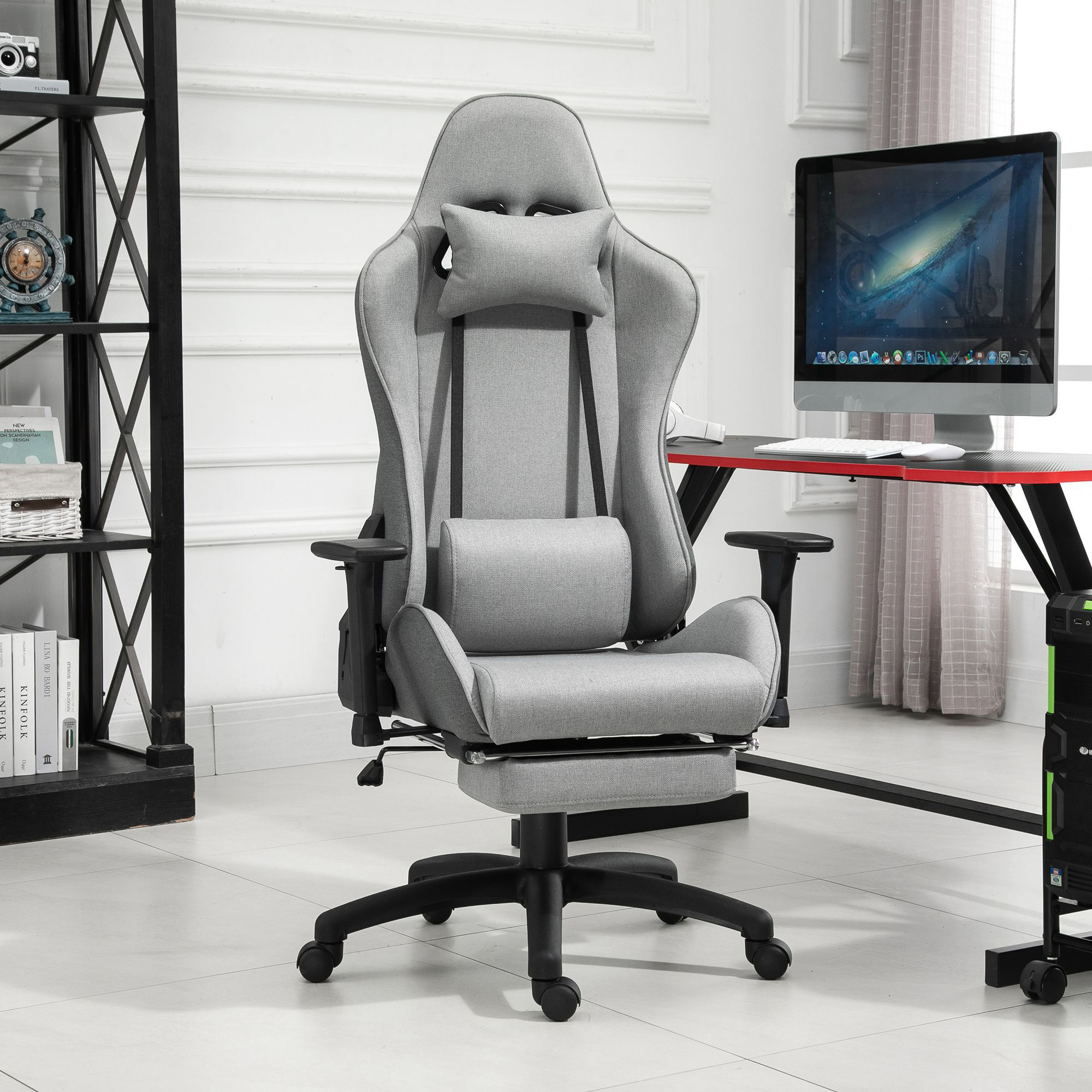 Grauer Gaming-Stuhl mit Lendenkissen, Computertisch mit Monitor und Regal.