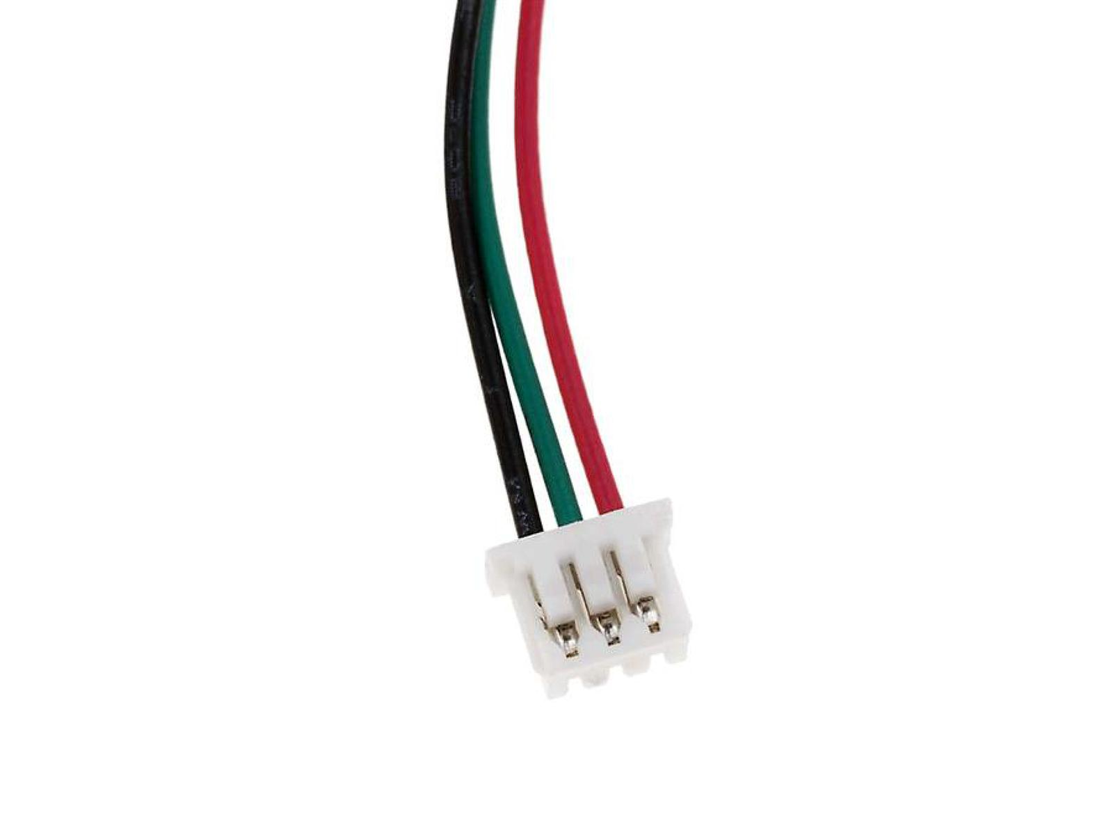Primer plano de tres cables (rojo, negro y verde) conectados a un conector blanco.