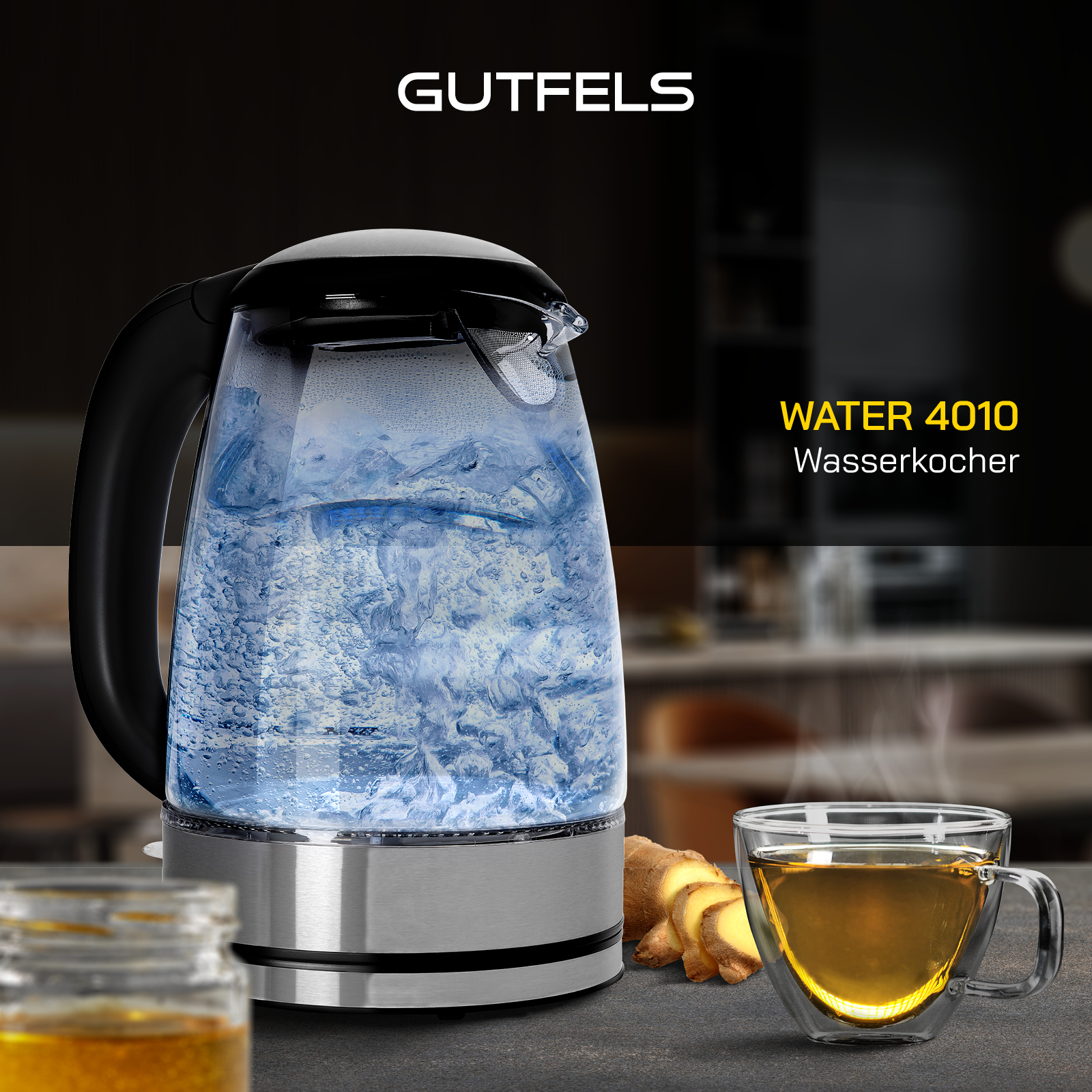 Elektrischer Glaskessel mit kochendem Wasser, eine Tasse Tee und Ingwer auf dunkler Oberfläche.