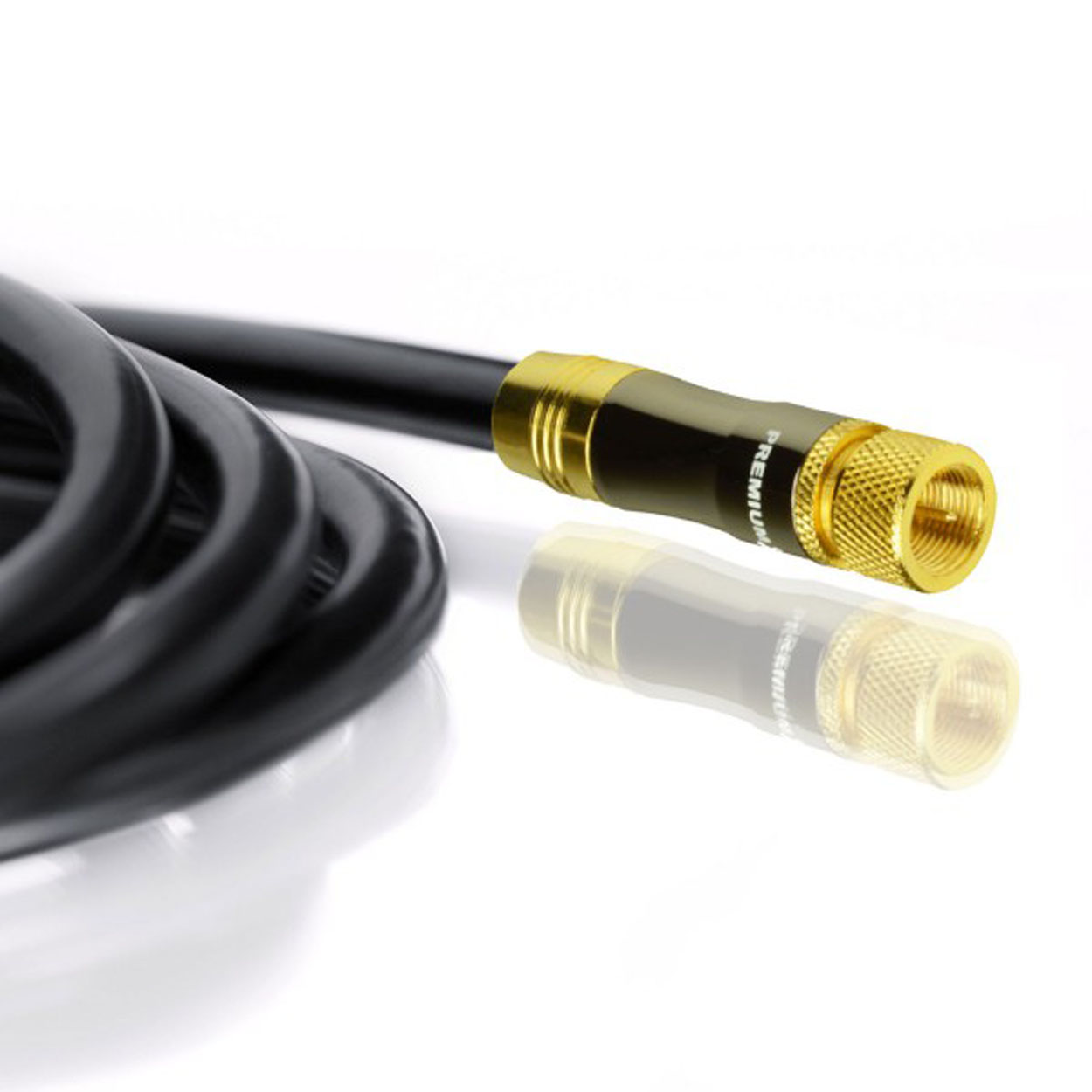 Schwarzes Kabel mit goldfarbenem Stecker, auf weißer Oberfläche gespiegelt. Hoher Kontrast, Nahaufnahme.