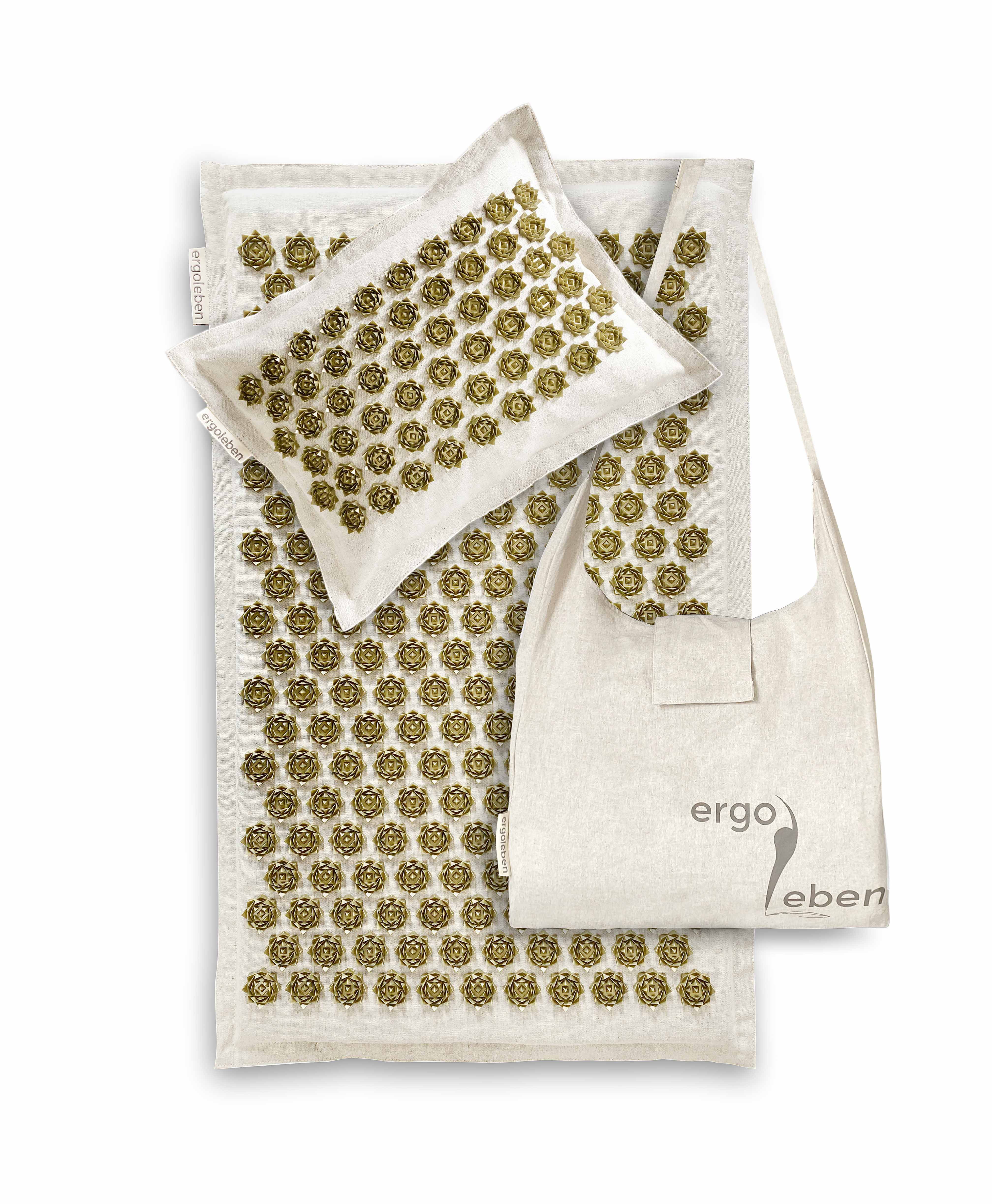 Massagematte mit Kissen und Tasche, alles mit goldfarbenen Stacheln, auf weißem Hintergrund.