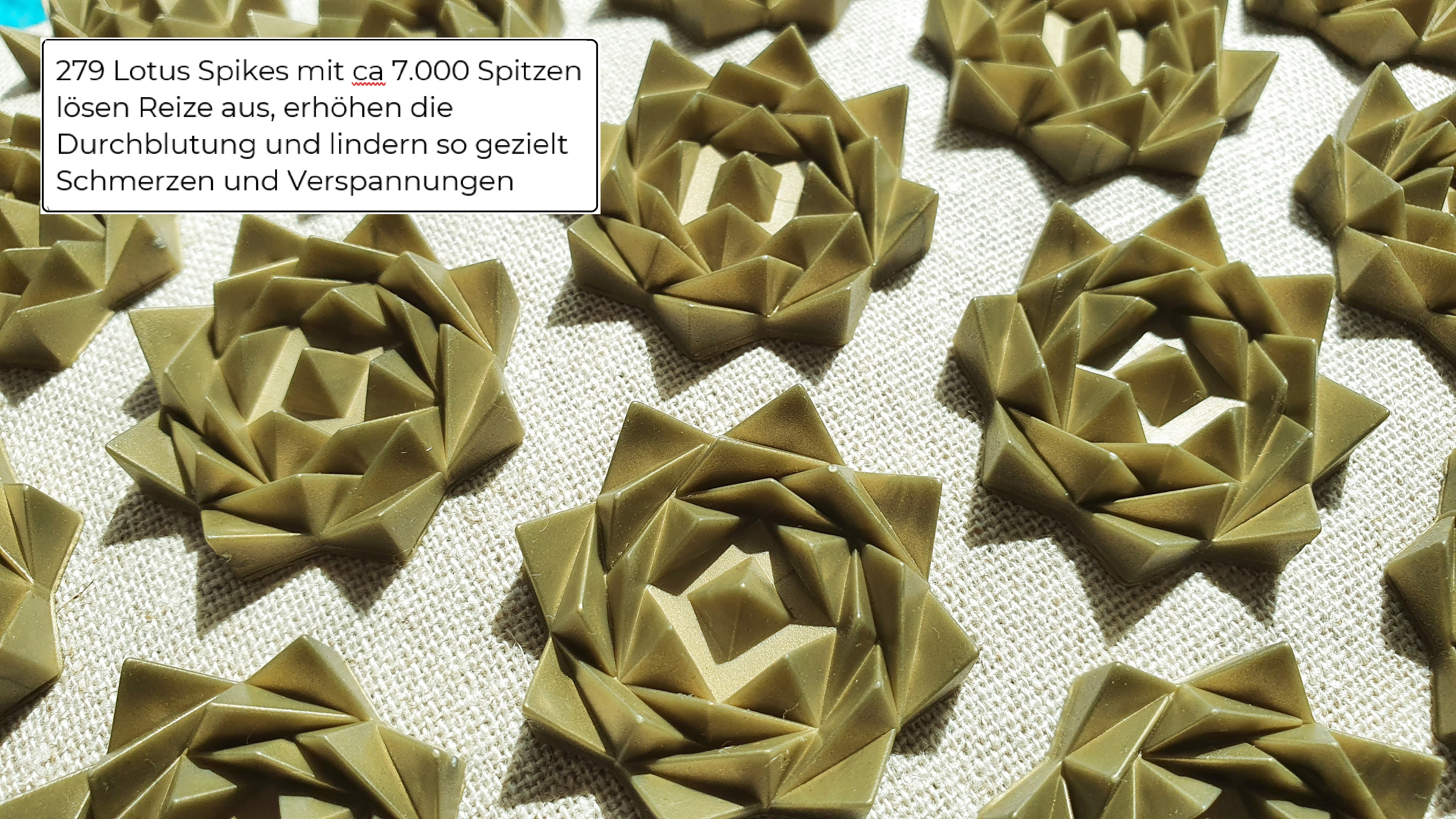 Nahaufnahme mehrerer olivgrüner, lotusförmiger Pralinen. Text beschreibt ihre Eigenschaften.