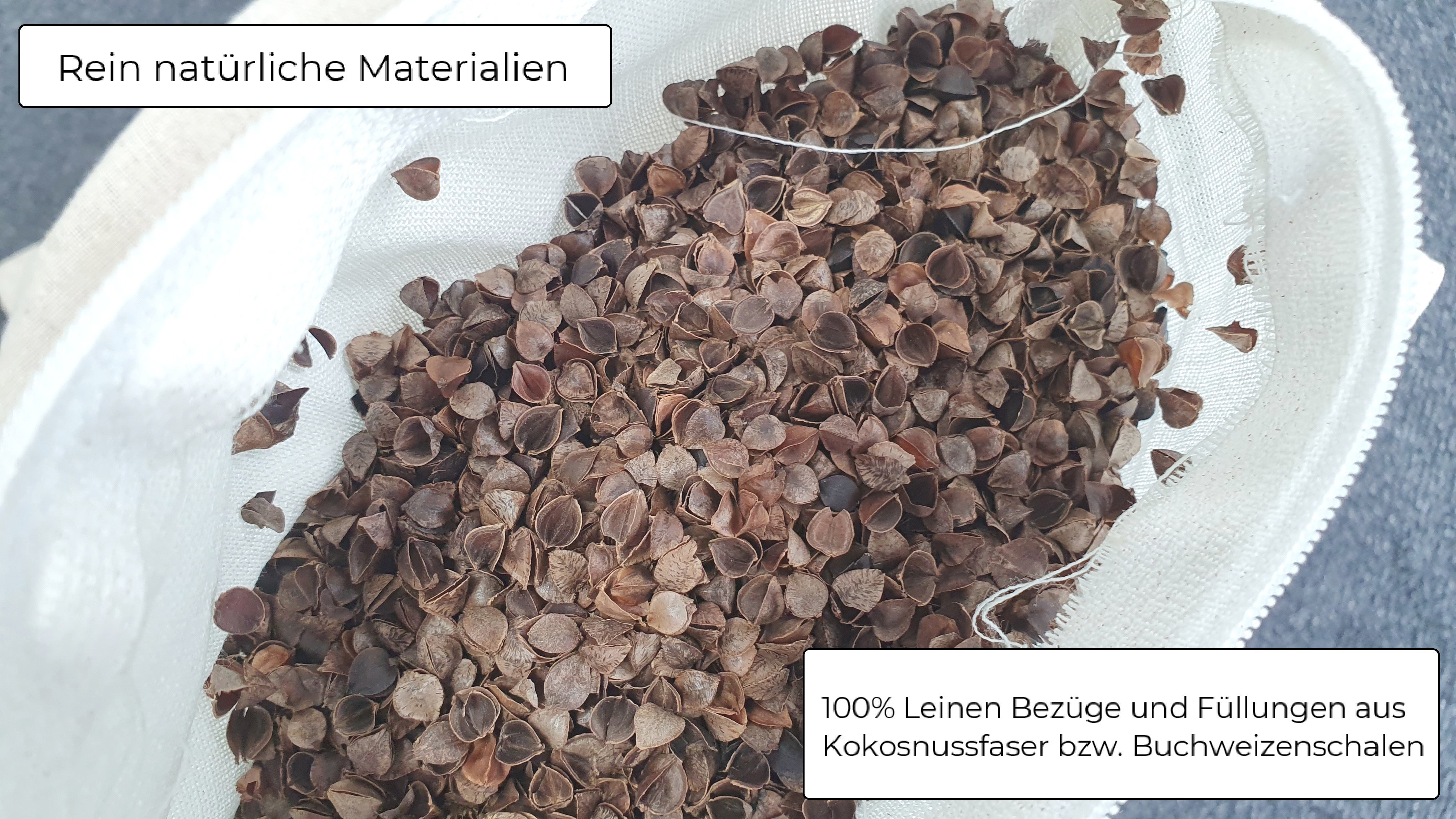 Ein Leinenbeutel gefüllt mit Buchweizenschalen, mit Text auf Deutsch über Naturmaterialien.
