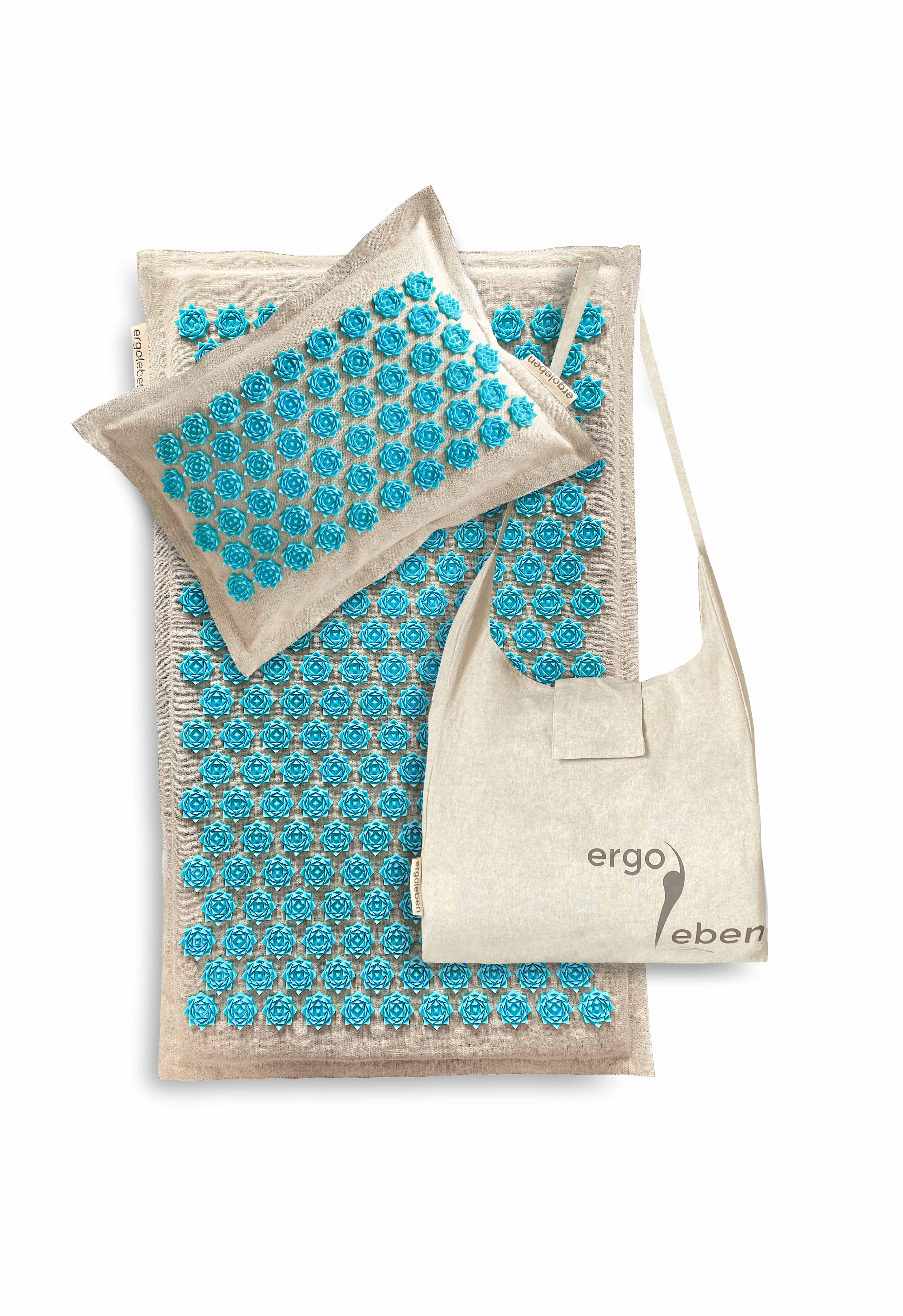 Eine beige Massagematte mit blauen Noppen und einem passenden Kissen, sowie eine beige Tasche mit Logo.