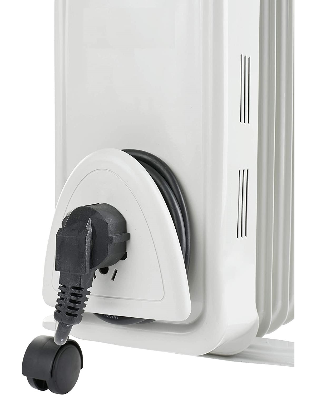 Weißer Elektro-Heizkörper mit eingestecktem schwarzen Netzkabel, Räder unten.