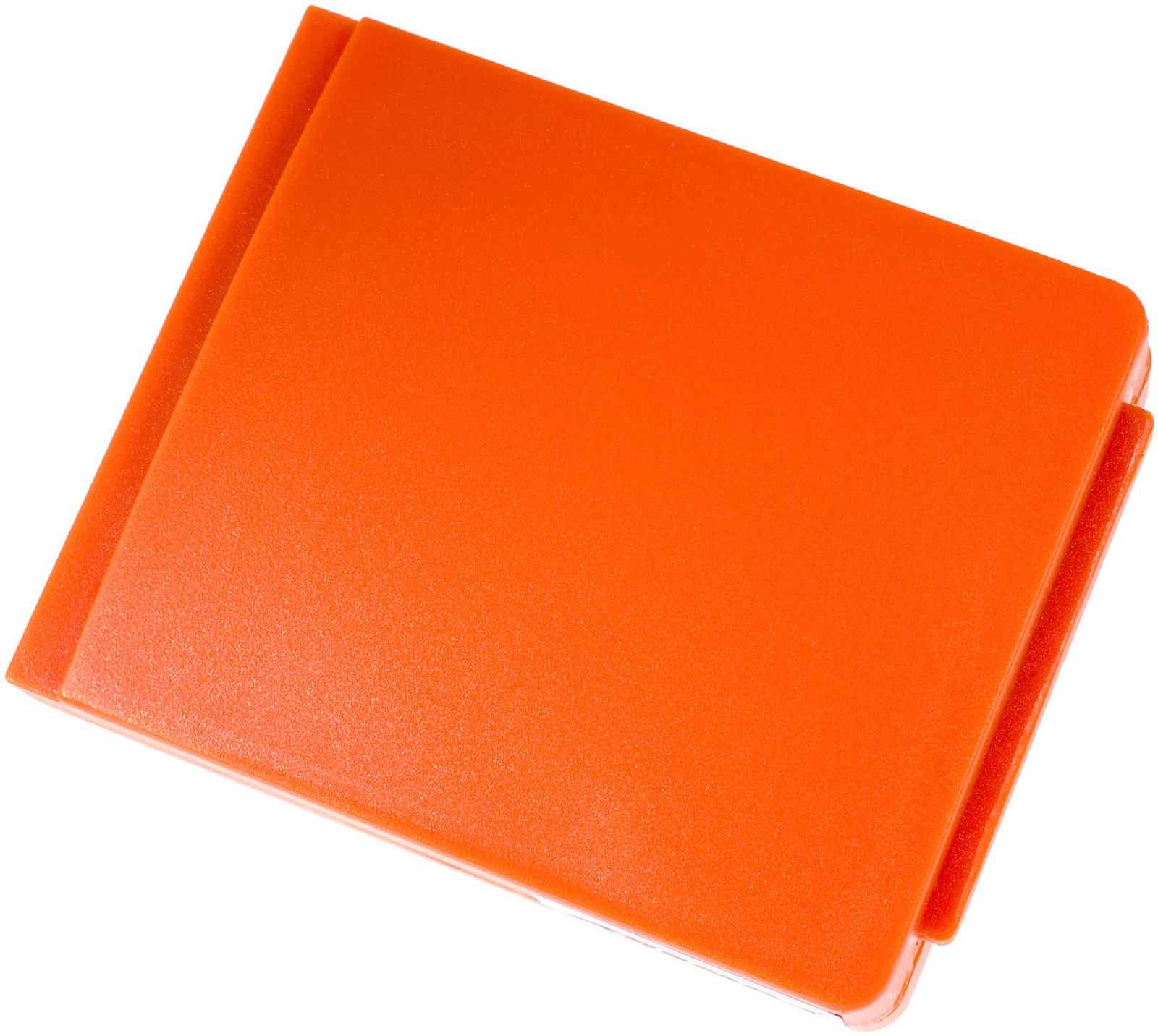 Carpeta de plástico naranja. Cerrada y rectangular. Superficie ligeramente texturizada.