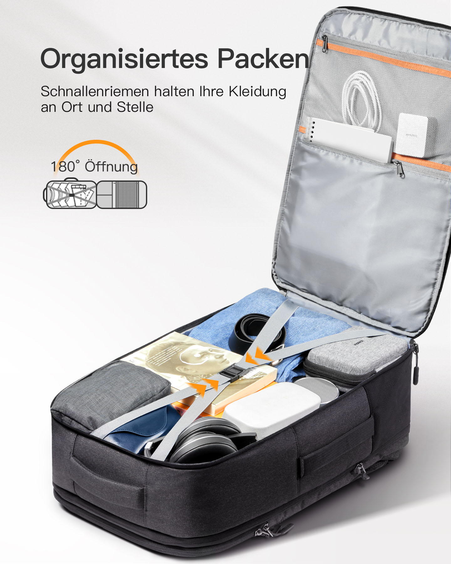 Offener Koffer mit organisiertem Packen, Kleidung und Accessoires zeigend.