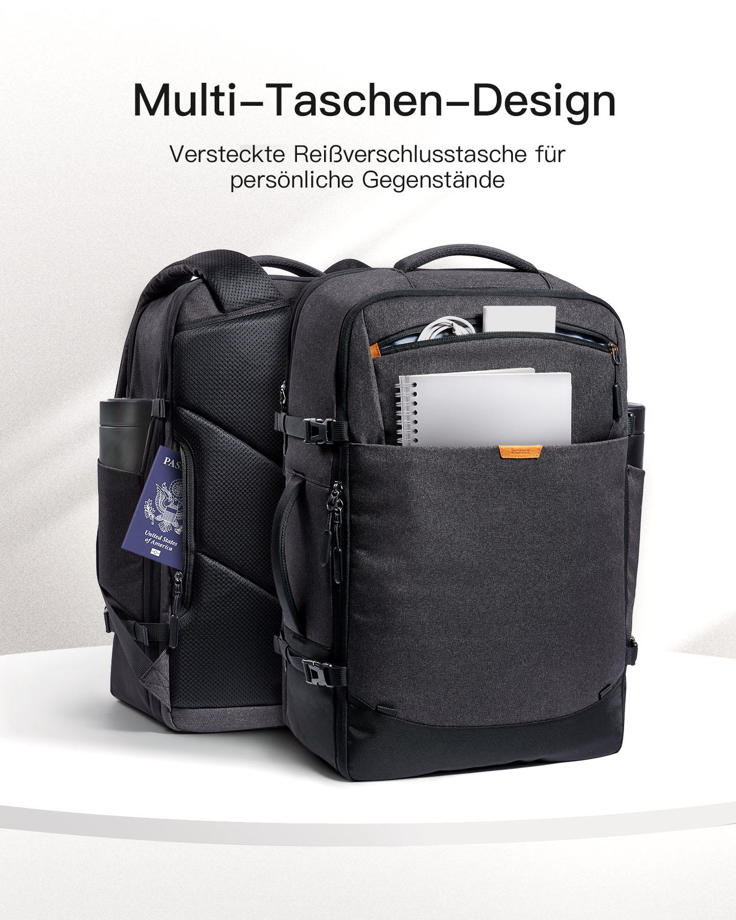 Zwei schwarze Rucksäcke, einer offen, zeigt Gegenstände im Inneren. Text-Overlay erwähnt Multi-Taschen-Design.