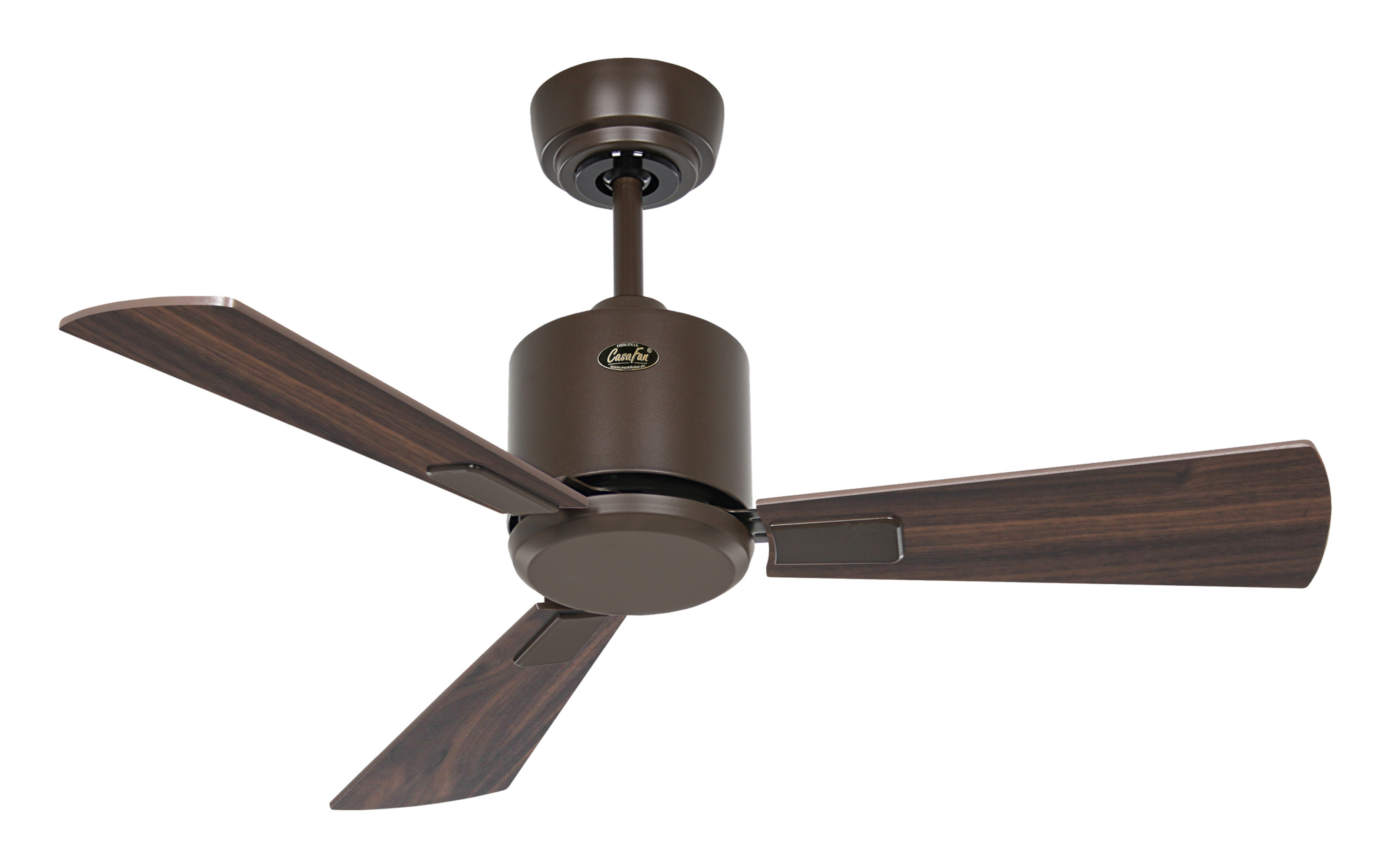 Ventilatore da soffitto marrone con tre pale in legno. Alloggiamento motore marrone scuro.