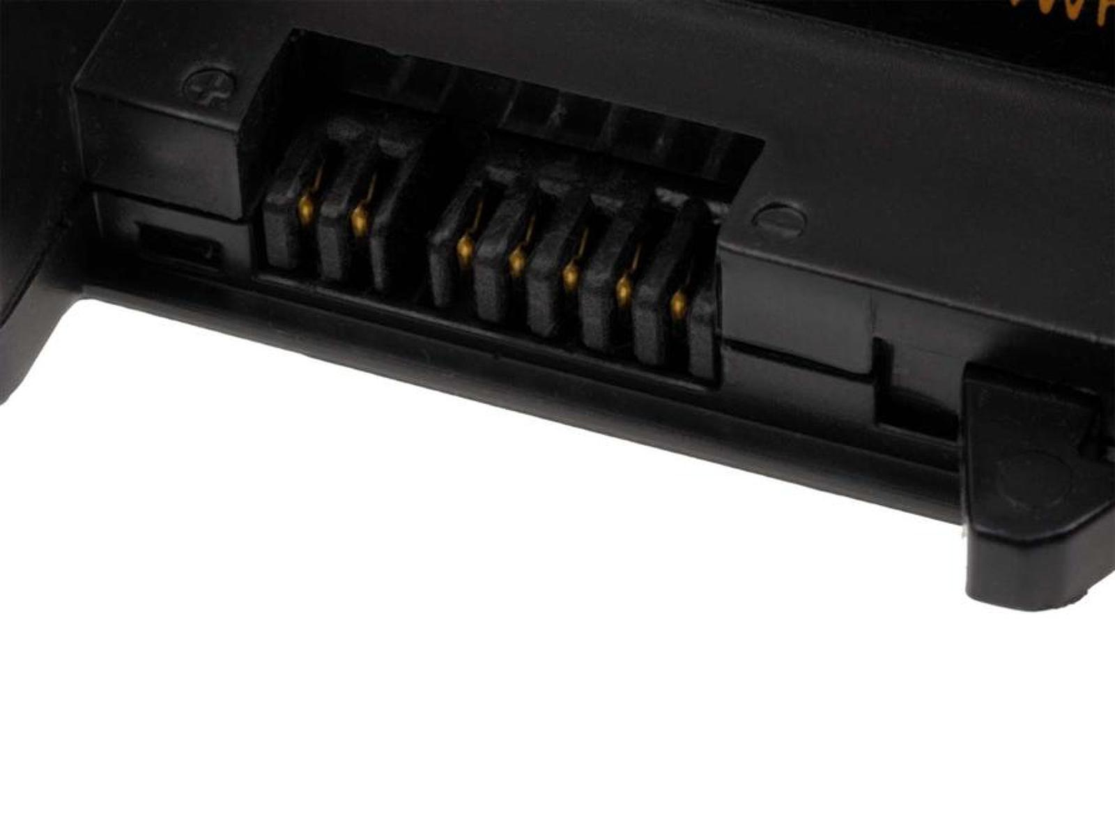Primer plano del conector de batería con pines dorados.