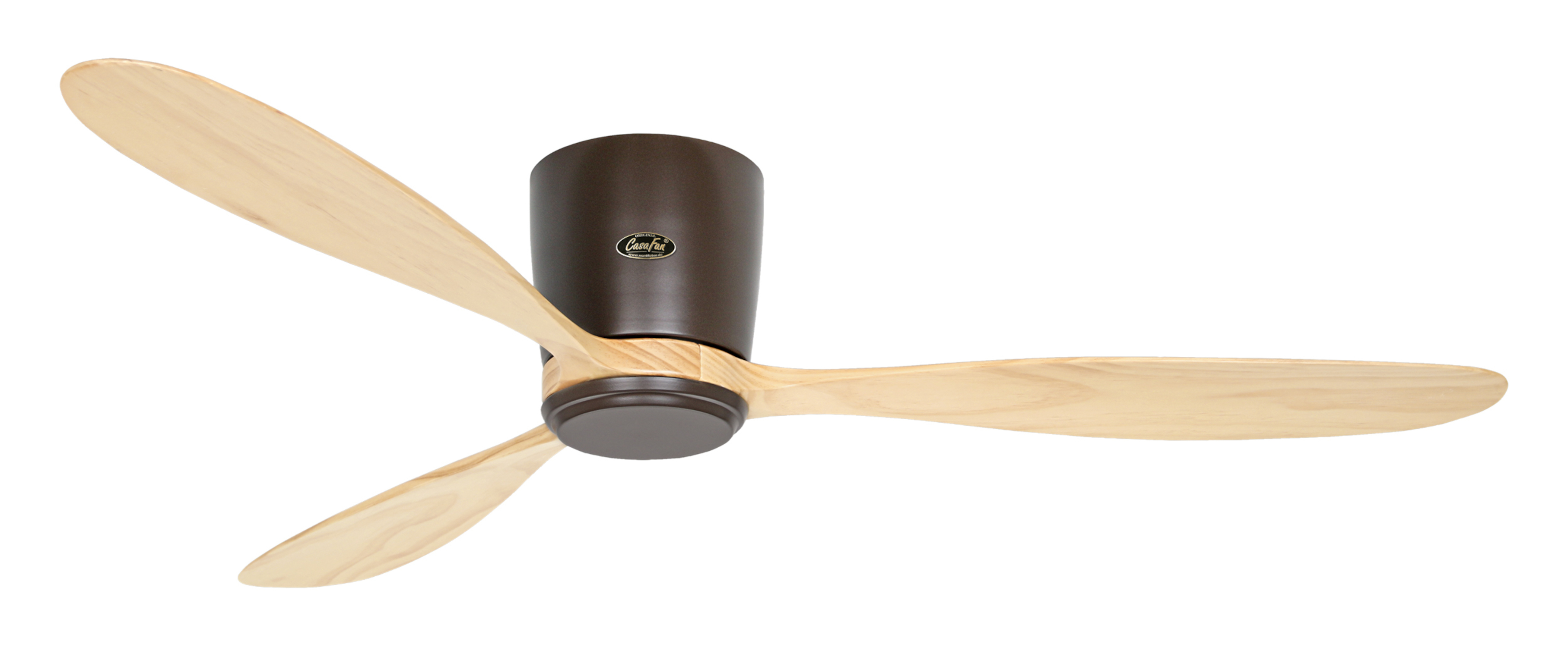 Ein brauner Deckenventilator mit drei Holzblättern, montiert an einer weißen Decke, mit einem dunklen Motorgehäuse.