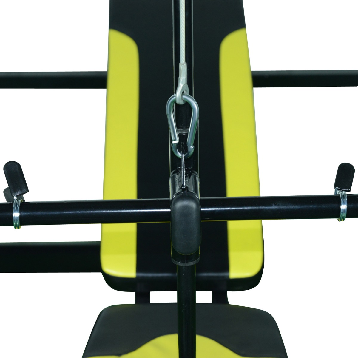 Máquina de pesas con asiento amarillo y negro. Barra metálica con gancho.