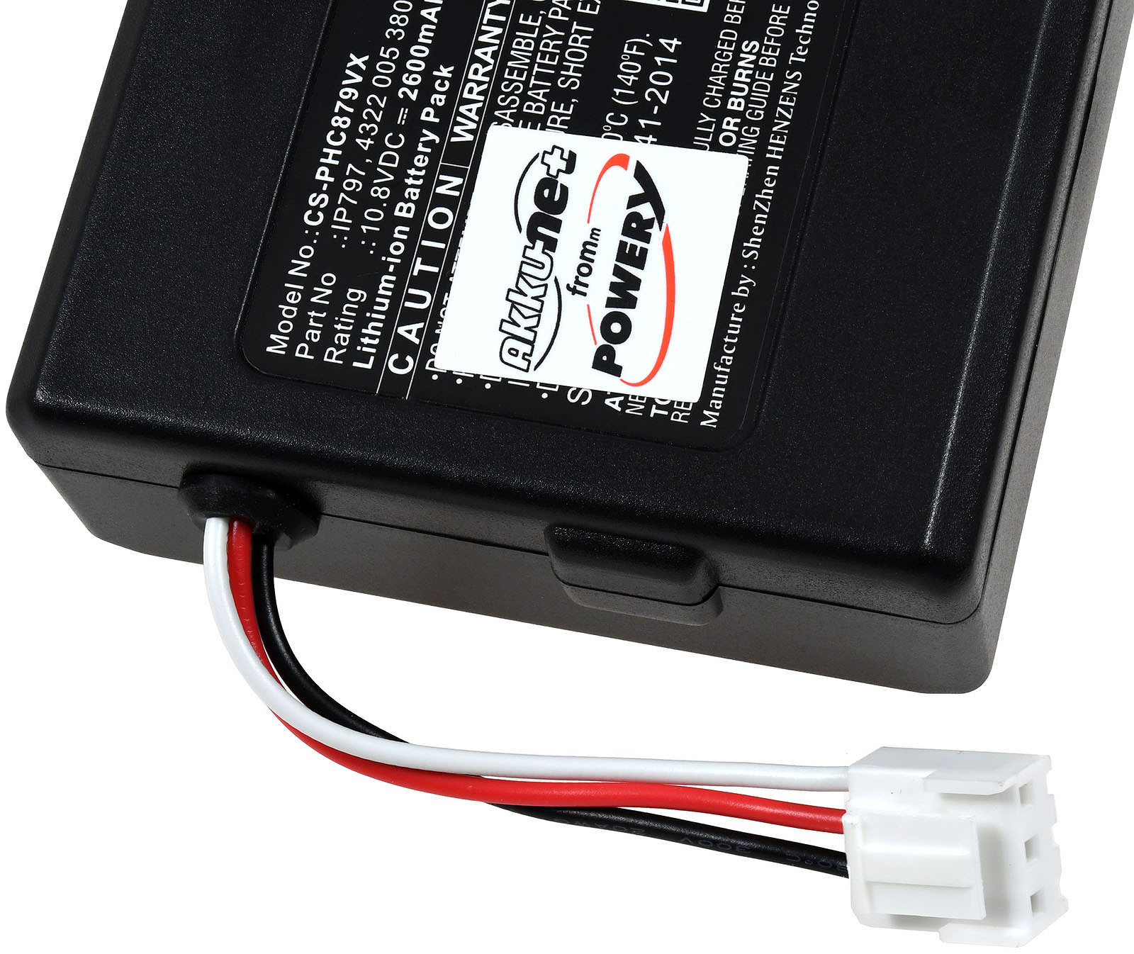 Nahaufnahme einer Batterie mit Etiketten, Drähten und weißem Stecker, vor weißem Hintergrund.
