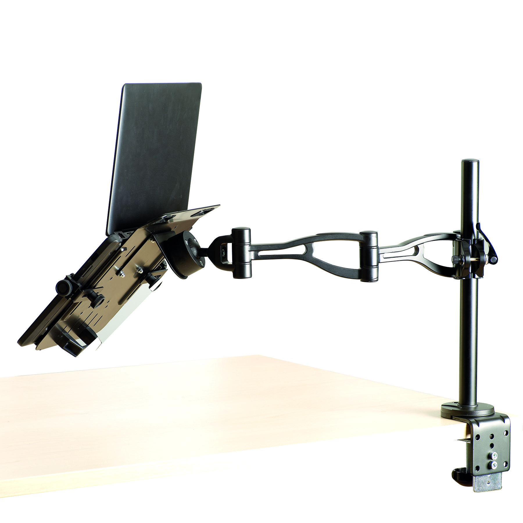 Laptop zamontowany na przegubowym ramieniu przymocowanym do biurka. Ramię jest metaliczne, a laptop czarny.