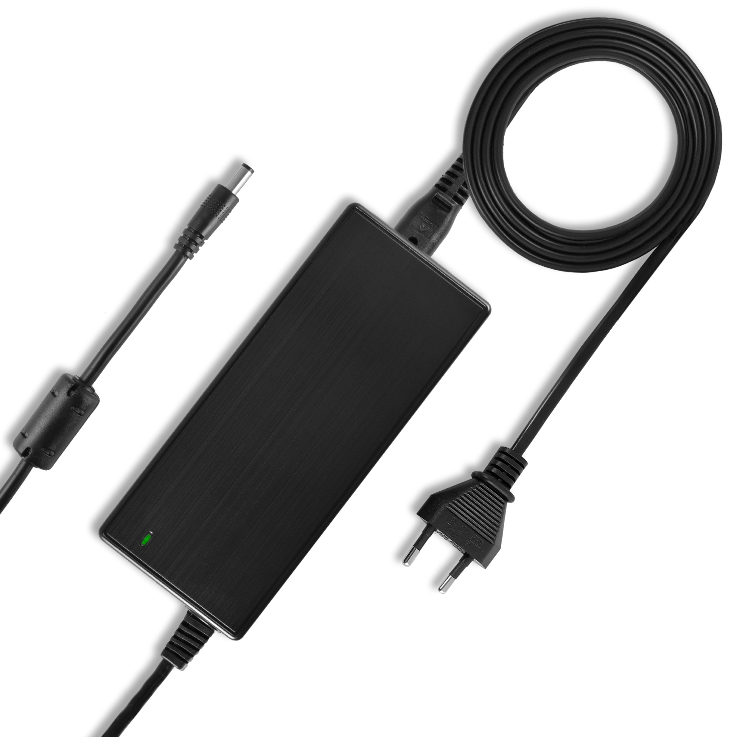 Ein schwarzes Netzteil mit schwarzem Kabel und grünem Licht. Stecker und Gleichstromanschluss sind sichtbar.