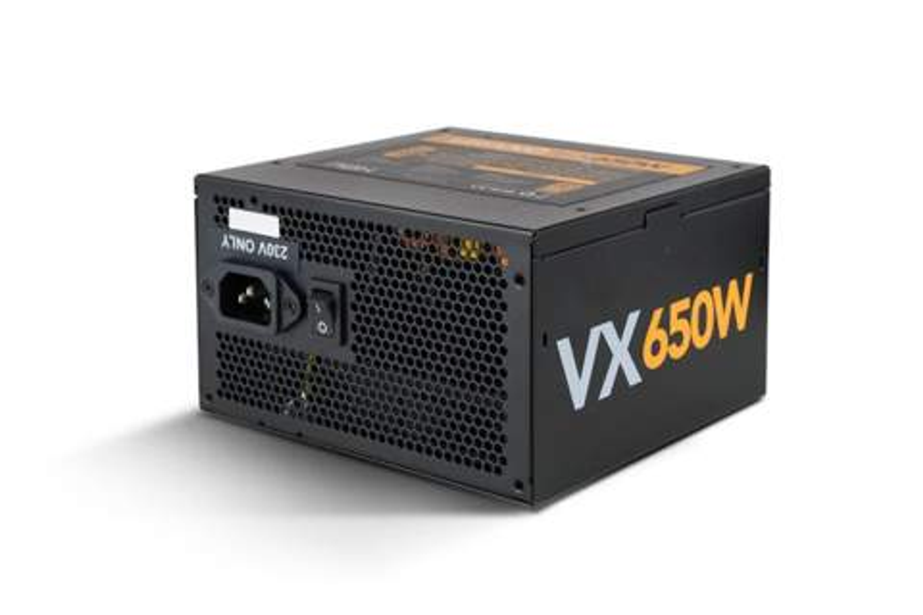 Una fuente de alimentación VX650W negra con letras naranjas y varios puertos.