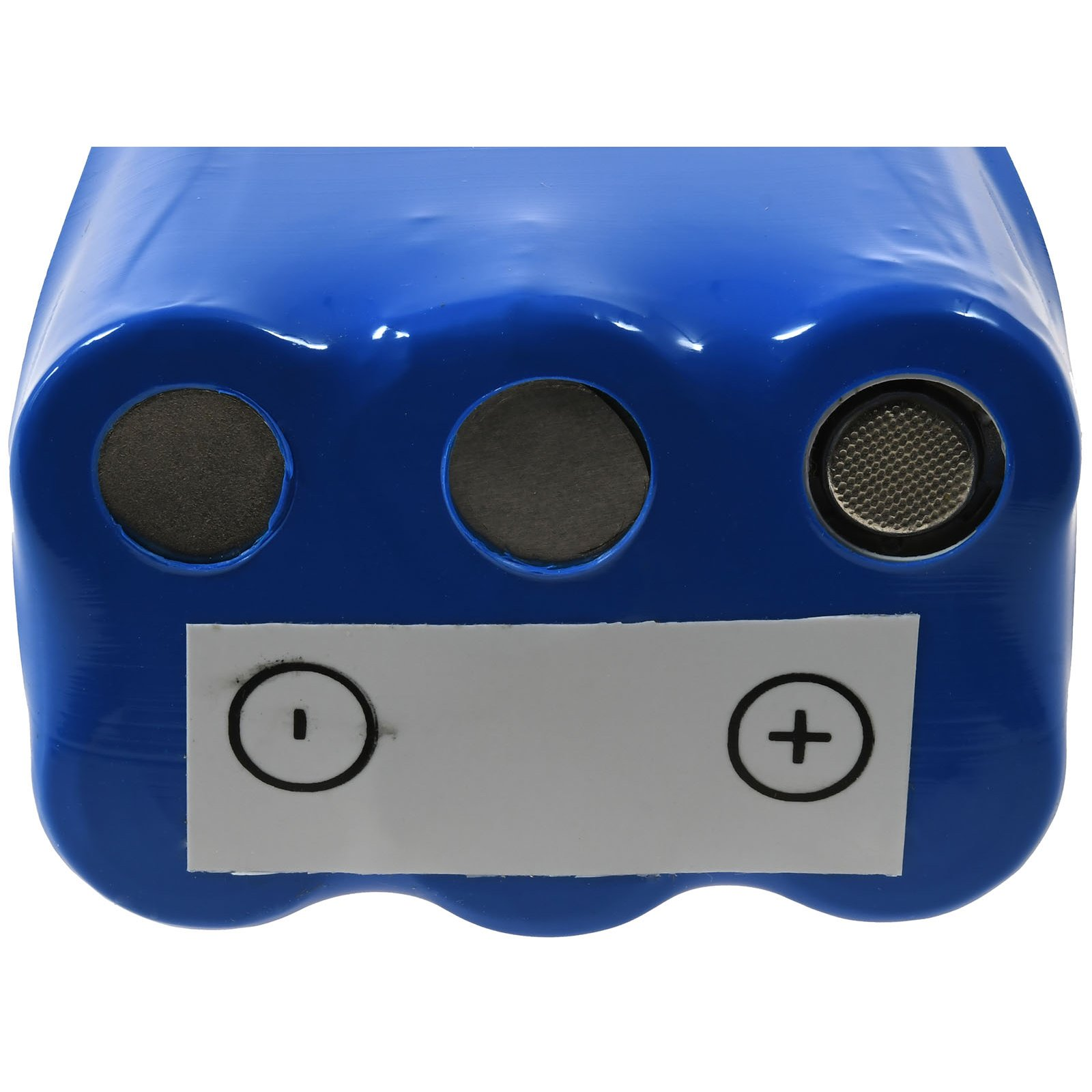 Blaue Batterie mit drei Löchern und weißem Etikett. Das Etikett hat Minus- und Plus-Symbole. Die Batterie ist blau.