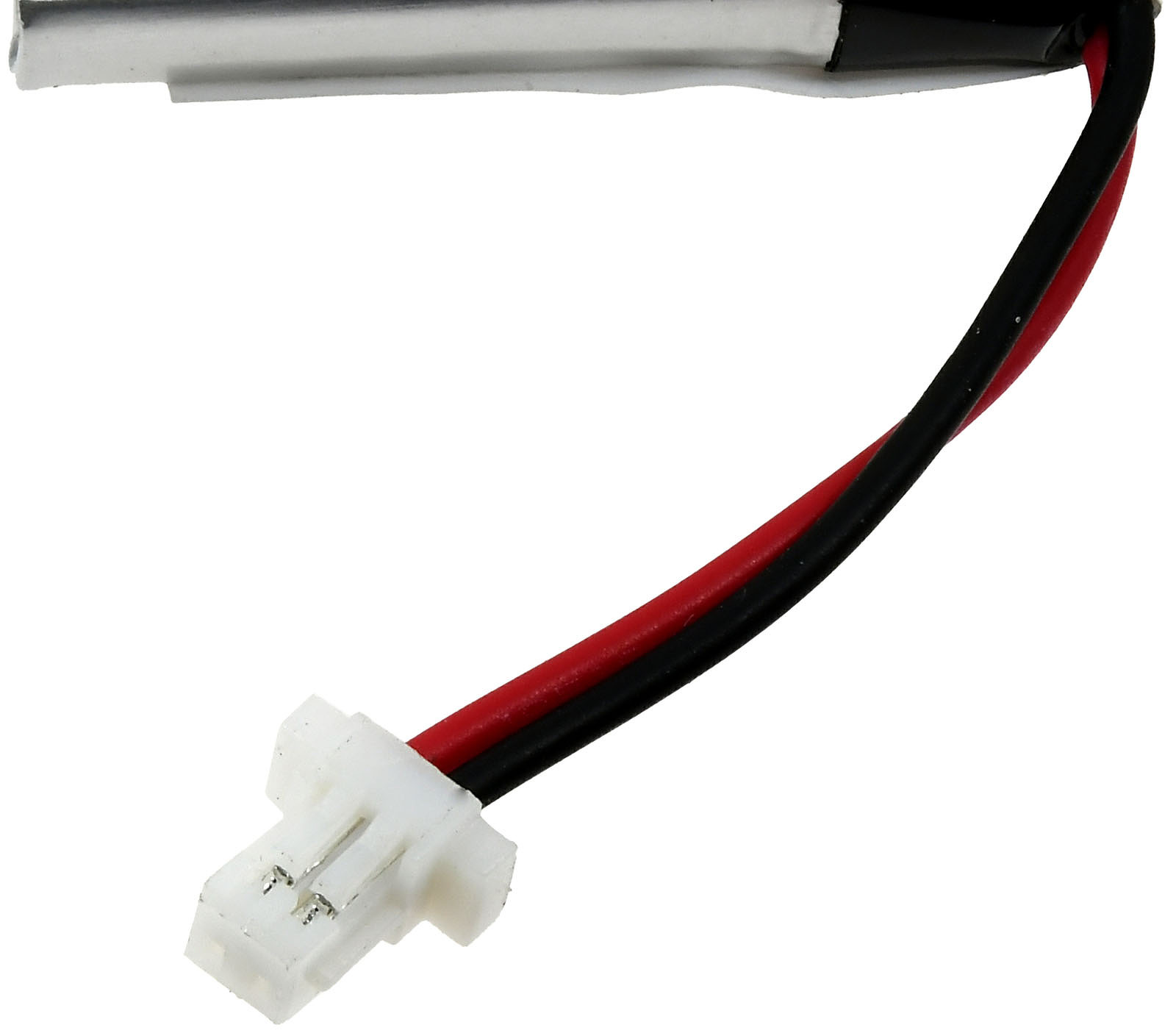 Conector blanco unido a cables rojo y negro. Está sobre fondo blanco.