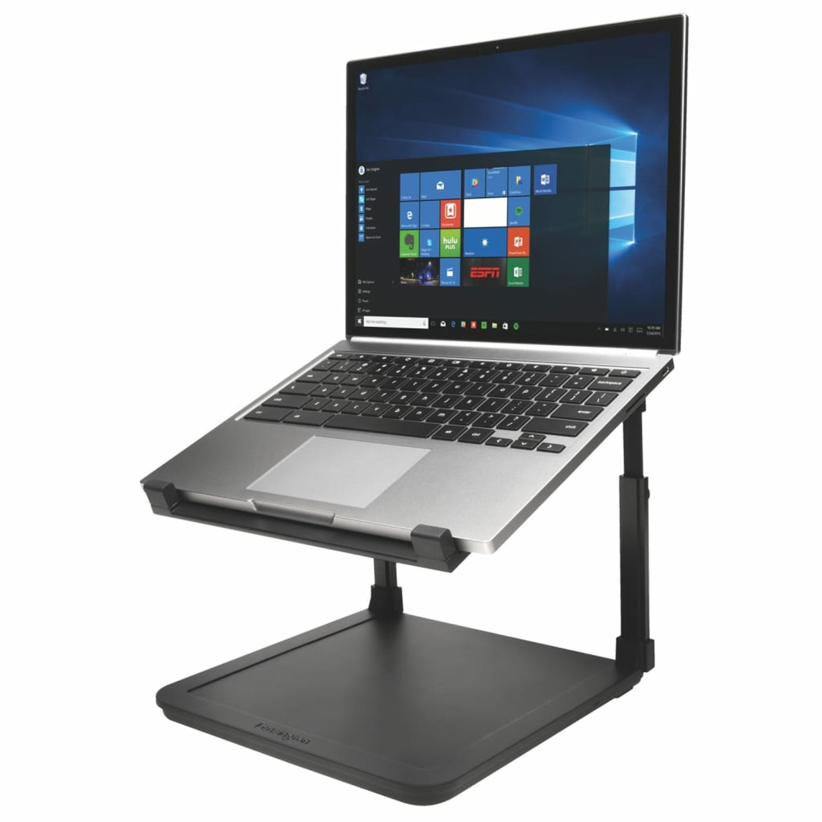 Laptop na czarnym stojaku. Stojak ma podstawę i regulowane ramię na białym tle.