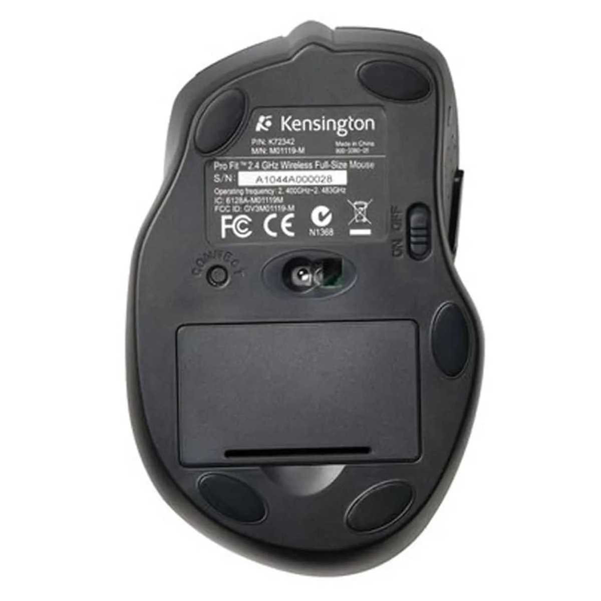 Le dessous d'une souris sans fil Kensington Pro Fit noire. Il a un interrupteur marche/arrêt et un compartiment.