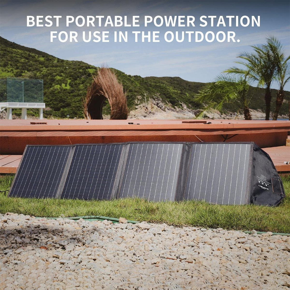Solarpanels auf Gras mit Text: "BEST PORTABLE POWER STATION...". Holzdeck im Hintergrund.