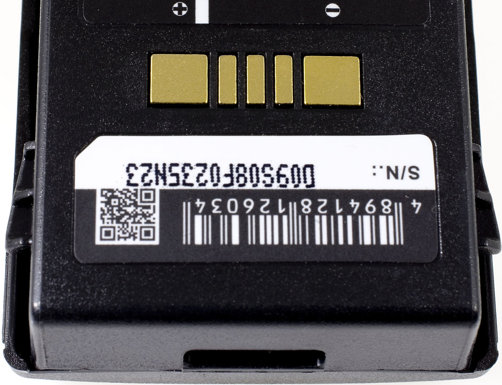 Parte trasera de batería negra con etiqueta de número de serie y código QR. Contactos dorados.