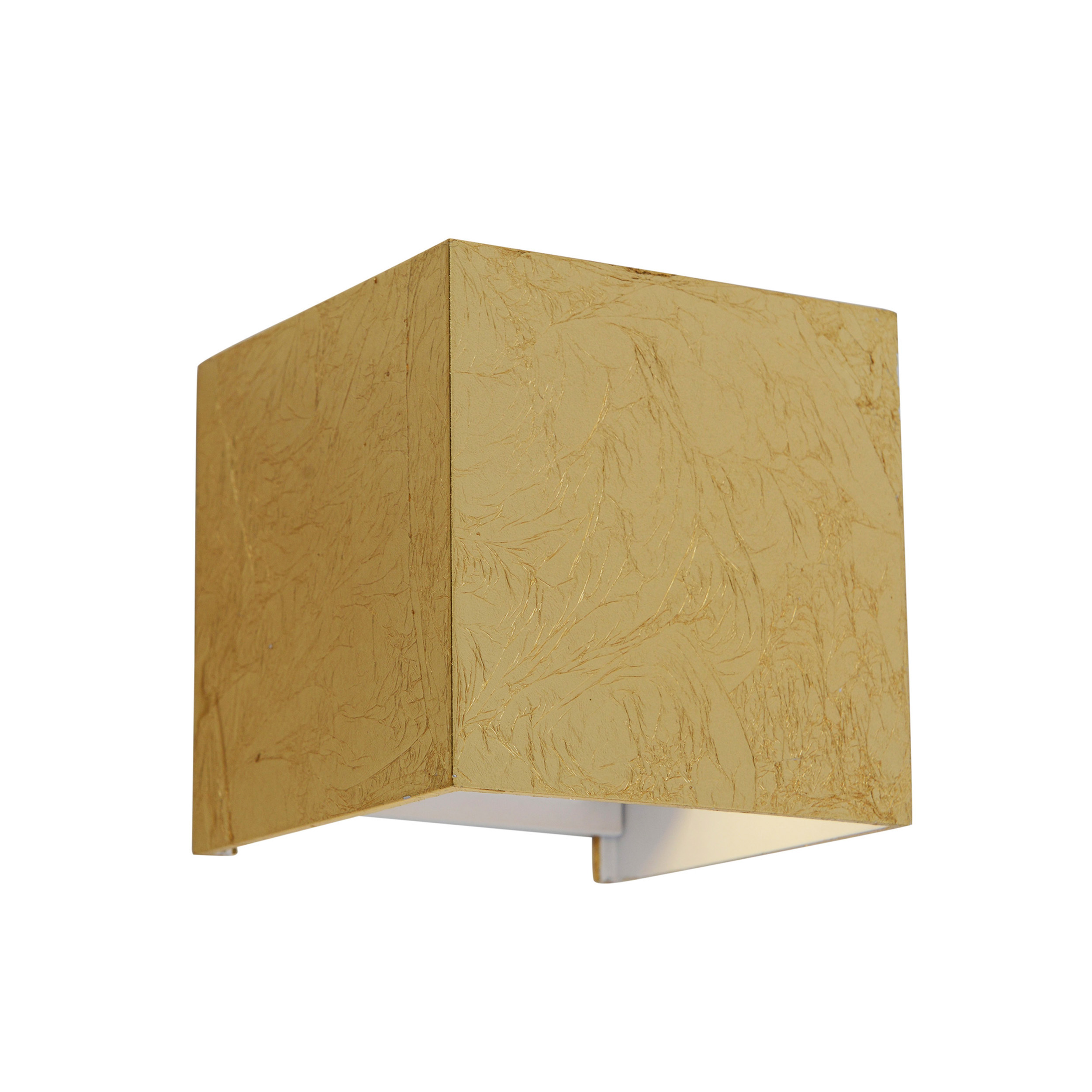 Eine goldene Wandleuchte mit quadratischer Form. Der Hintergrund ist weiß.