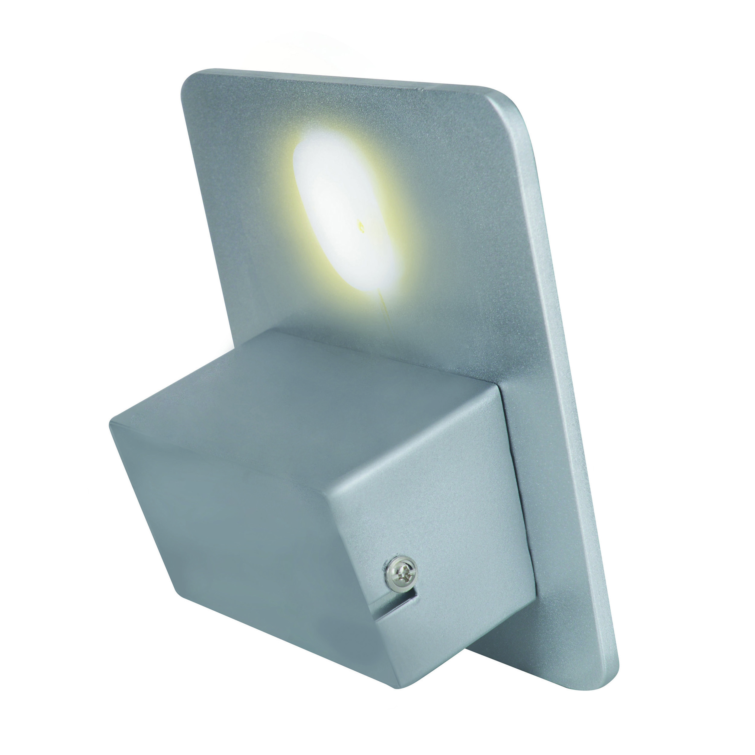 Silberne Wandleuchte mit rechteckiger Basis und würfelförmiger Lichtquelle. Das Licht ist an.