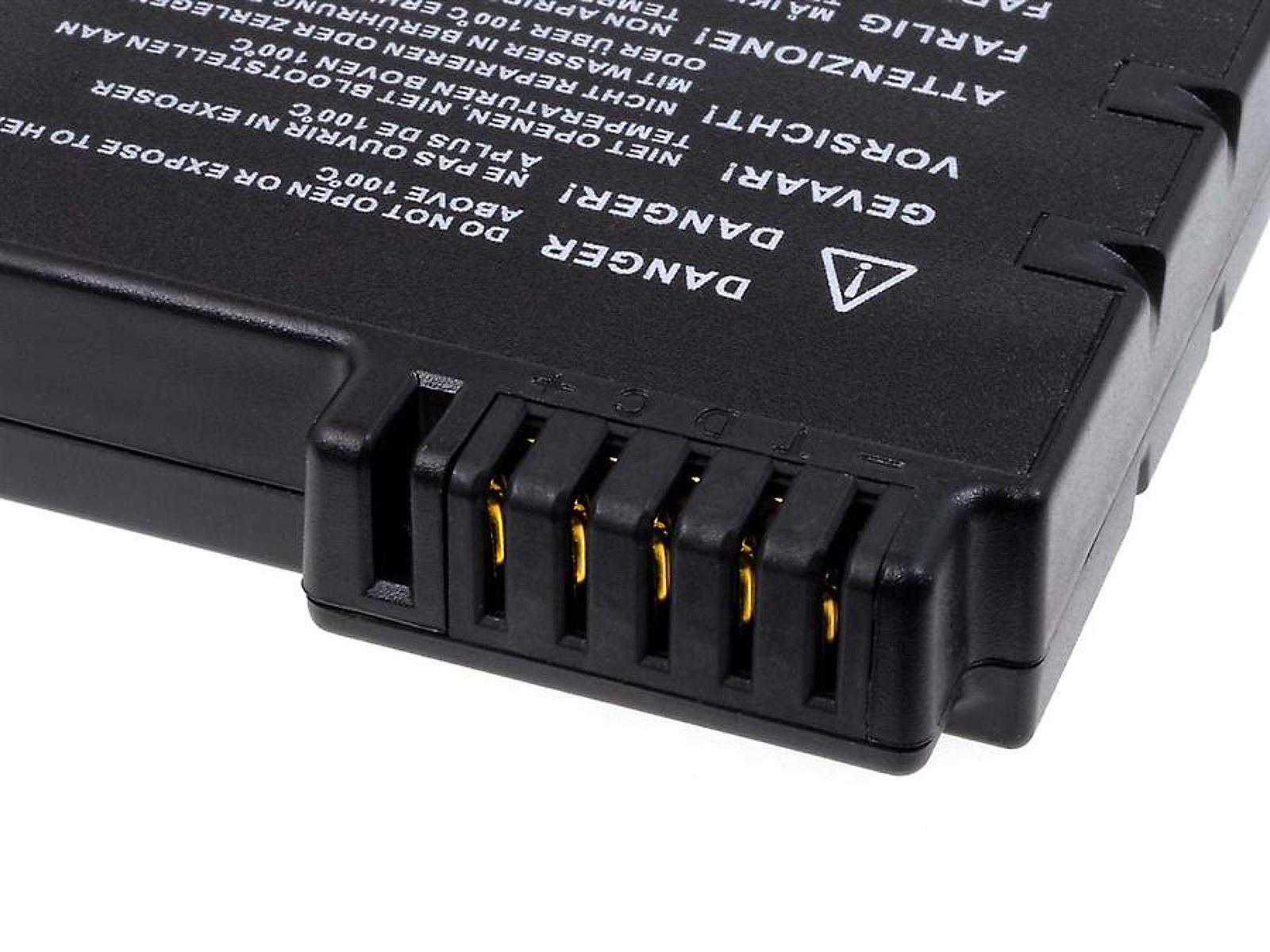 Paquete de baterías negro con conector. Etiquetas de advertencia de peligro visibles. Primer plano.