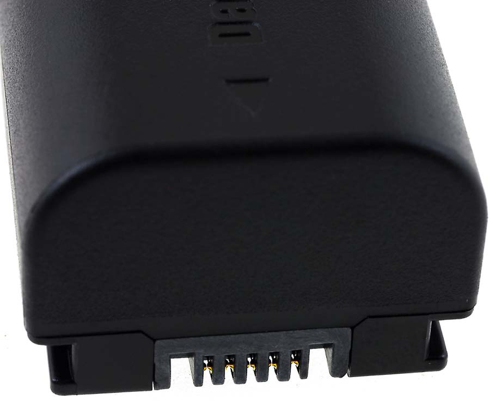 Batería negra con pines de conector. Una pequeña batería negra con un conector en la parte inferior.