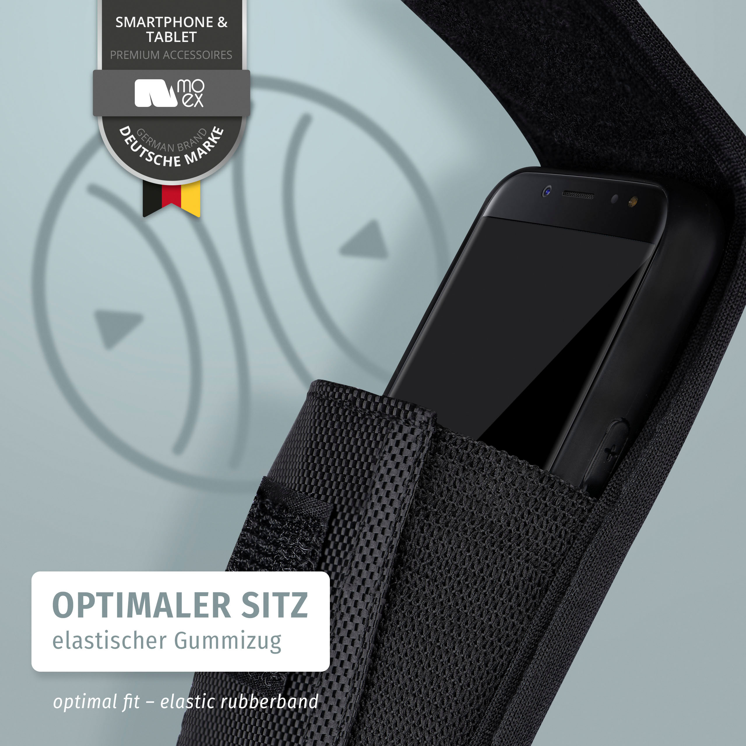 Eine schwarze Handyhülle mit einem Telefon darin. Text: Optimale Passform. Schwarzer Hintergrund.