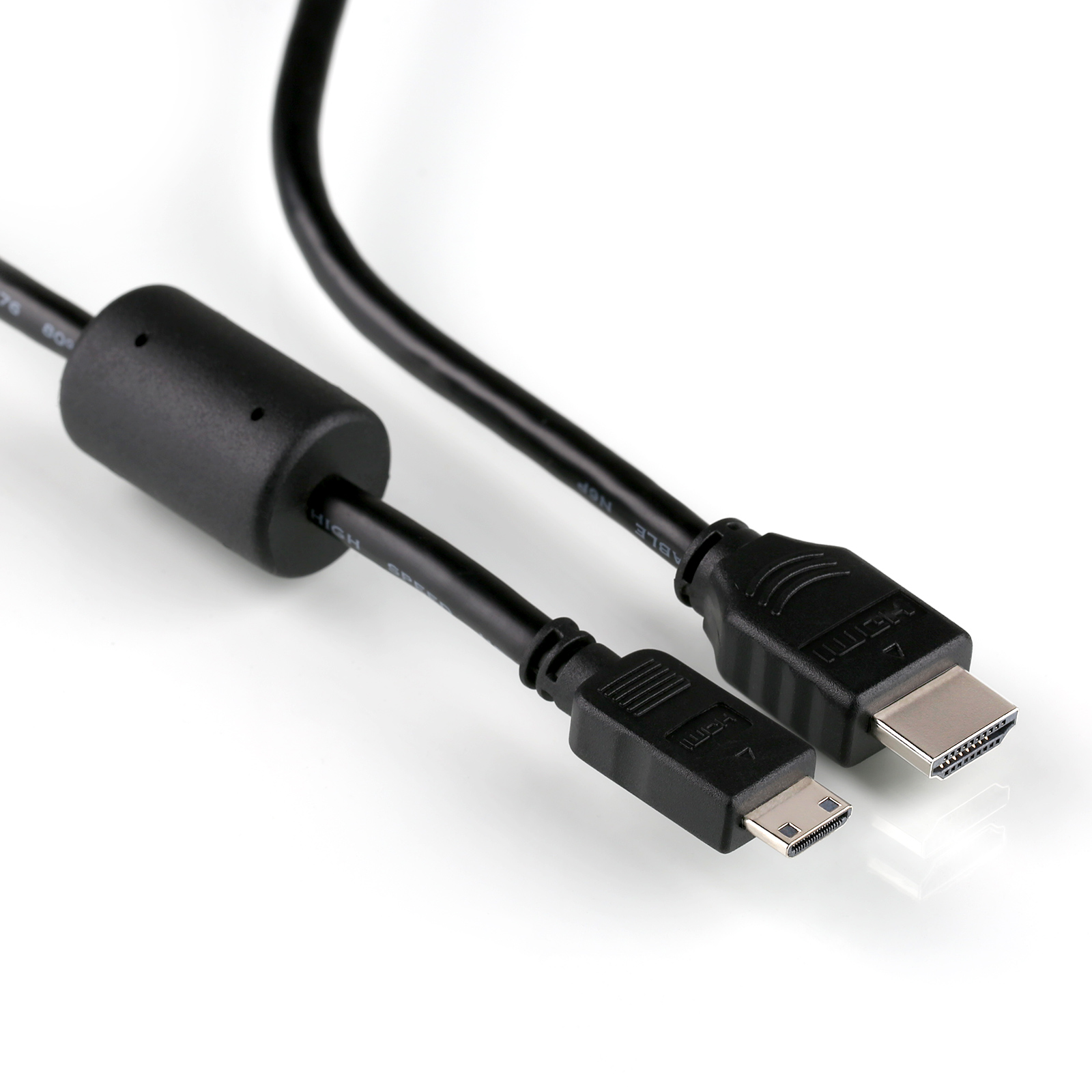 Schwarze HDMI-Kabel mit unterschiedlichen Anschlüssen auf weißem Grund.