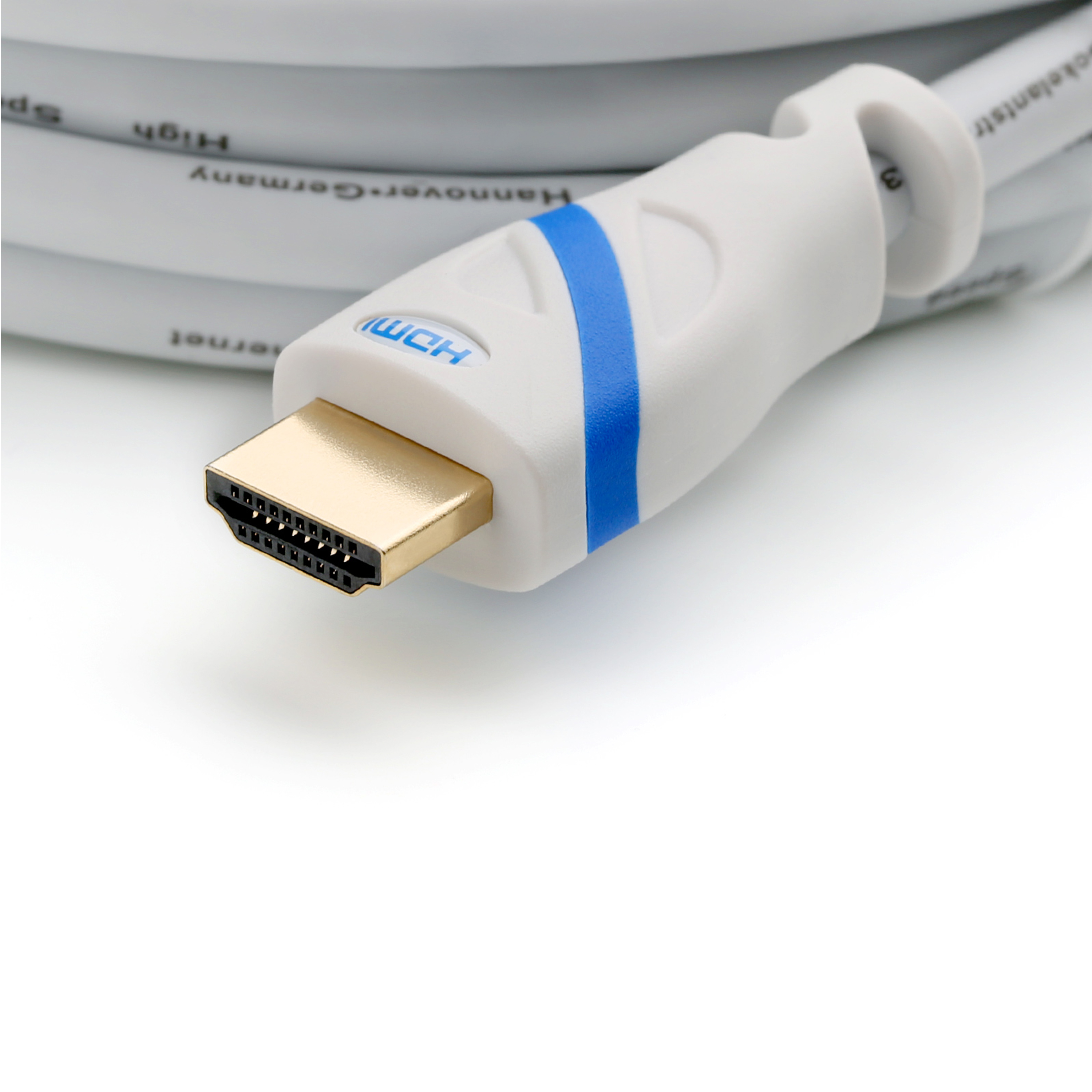 Weißes HDMI-Kabel mit blauem Streifen und goldenem Stecker auf Weiß.