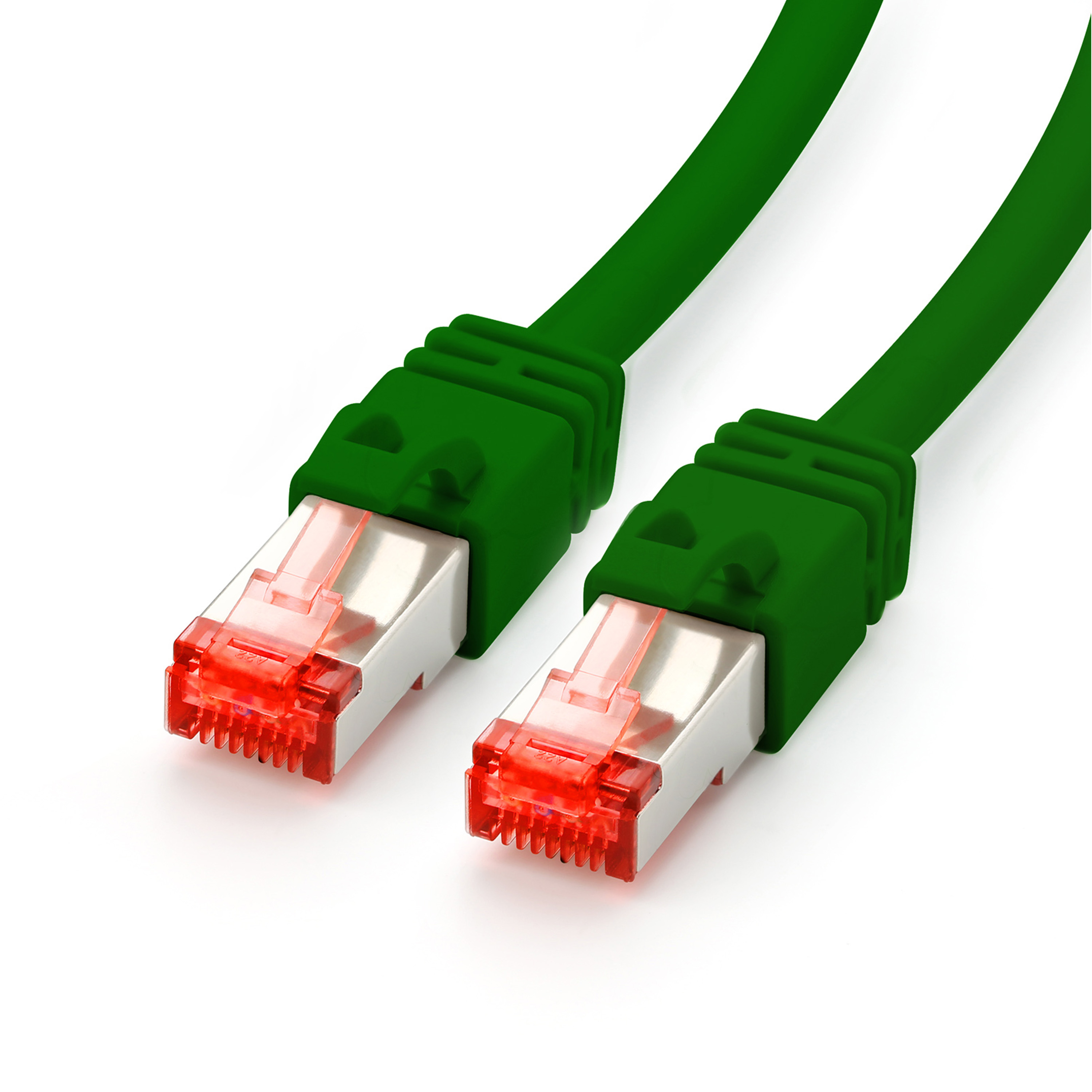 Grünes Netzwerkkabel mit roten Steckern. Es ist vor weißem Hintergrund.